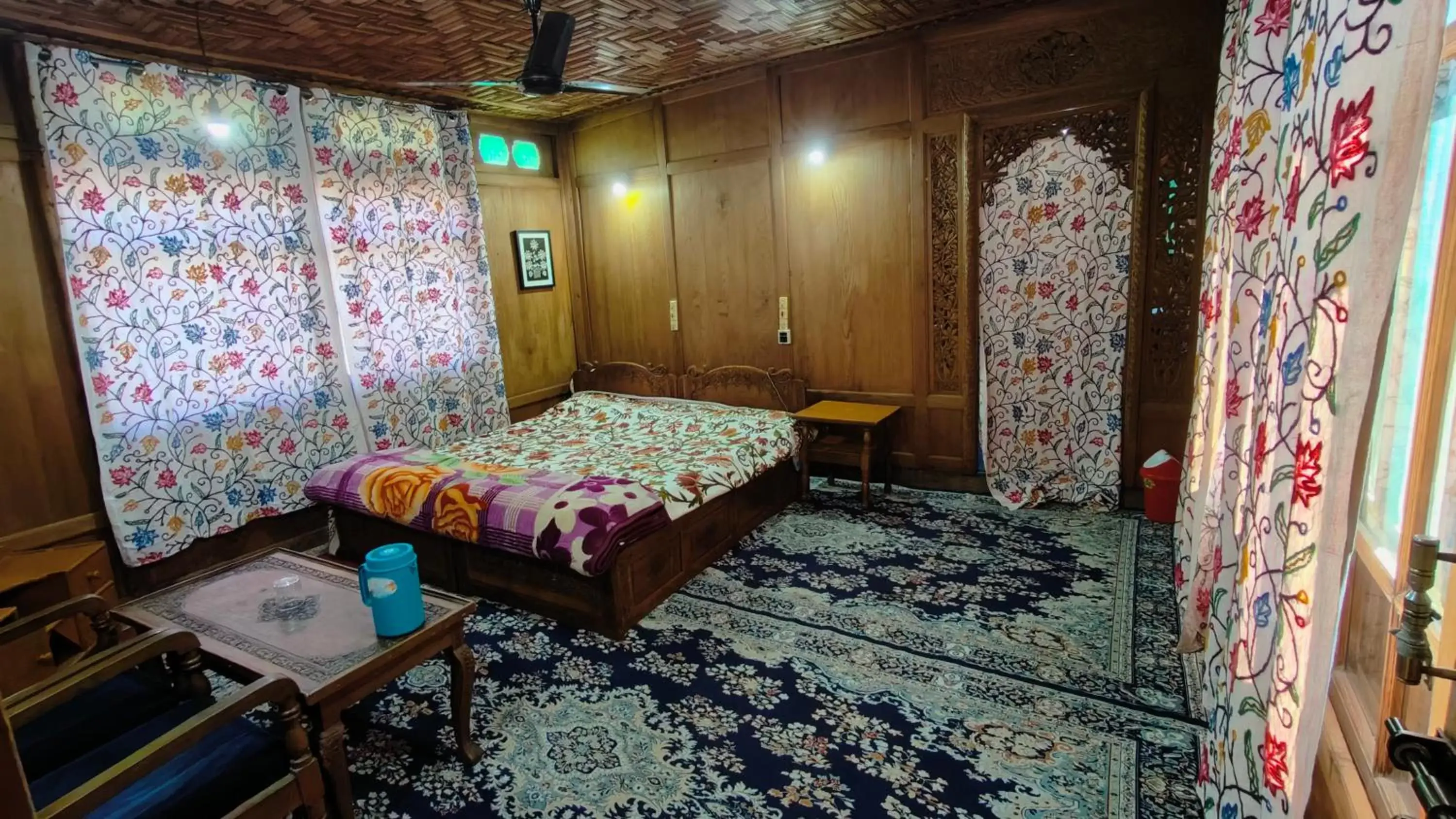 Deluxe Double or Twin Room with Lake View in Houseboat Karima palace Deluxe Double or Twin Room with Lake View in Houseboat Karima palace