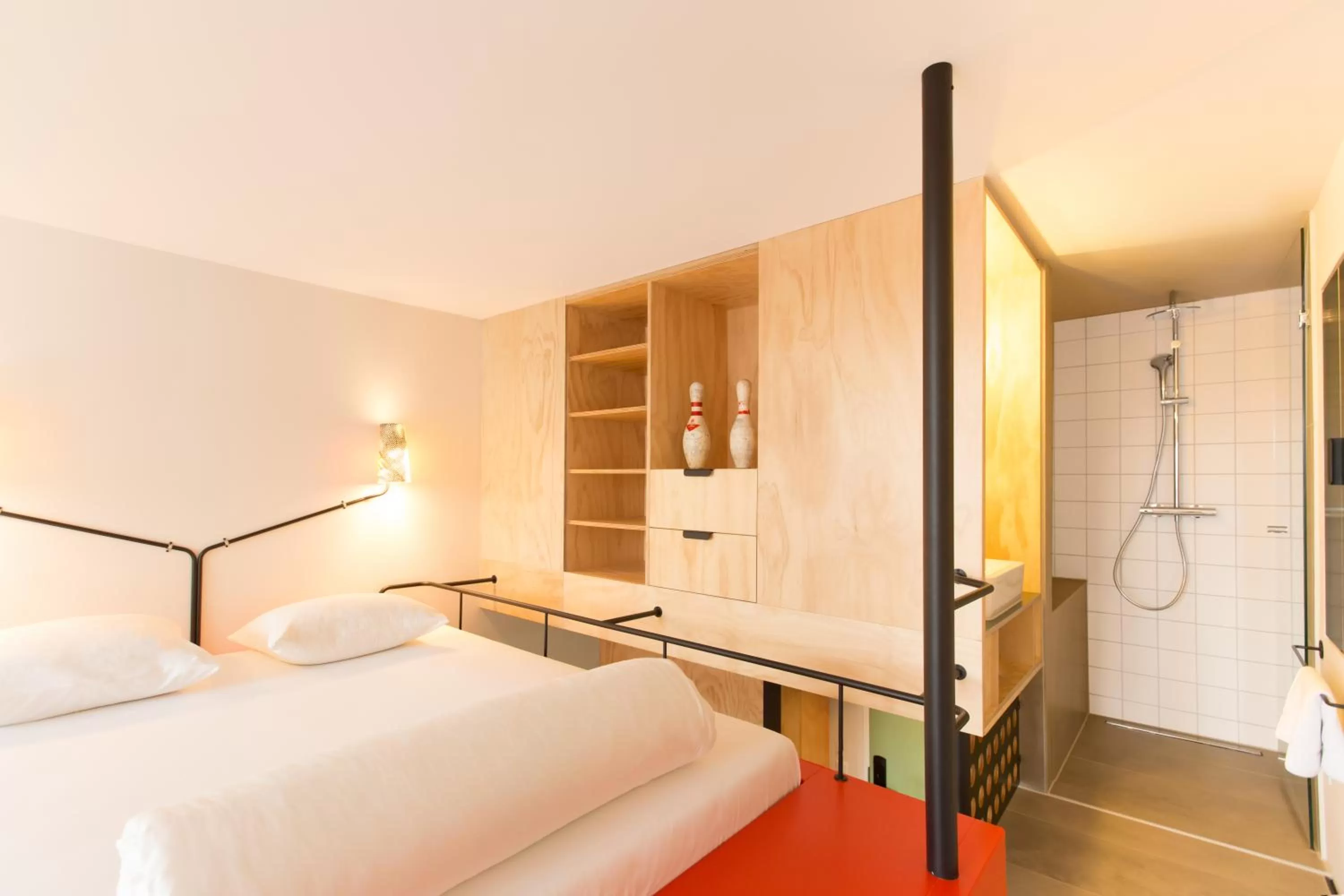 Shower, Bed in Volkshotel