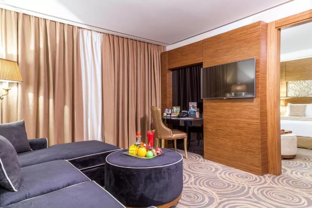 Living room, TV/Entertainment Center in Harir Palace Hotel