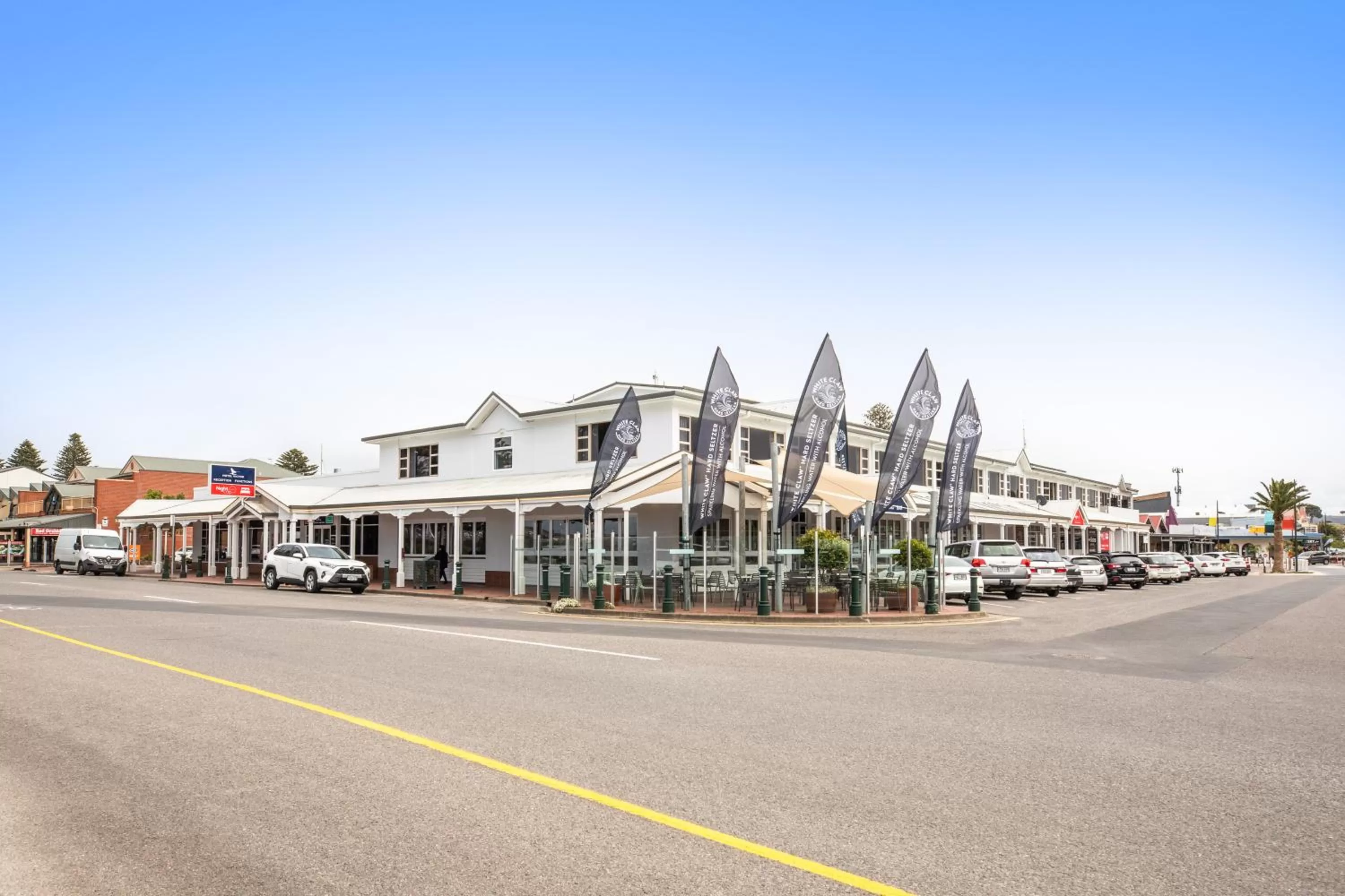 Facade/entrance in Nightcap at Hotel Victor
