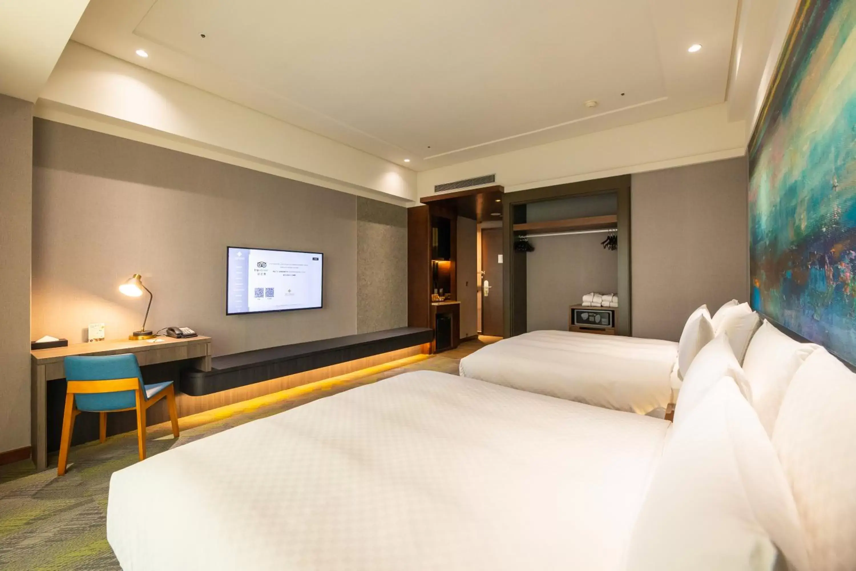 Photo of the whole room, Bed in Miramar Garden Taipei