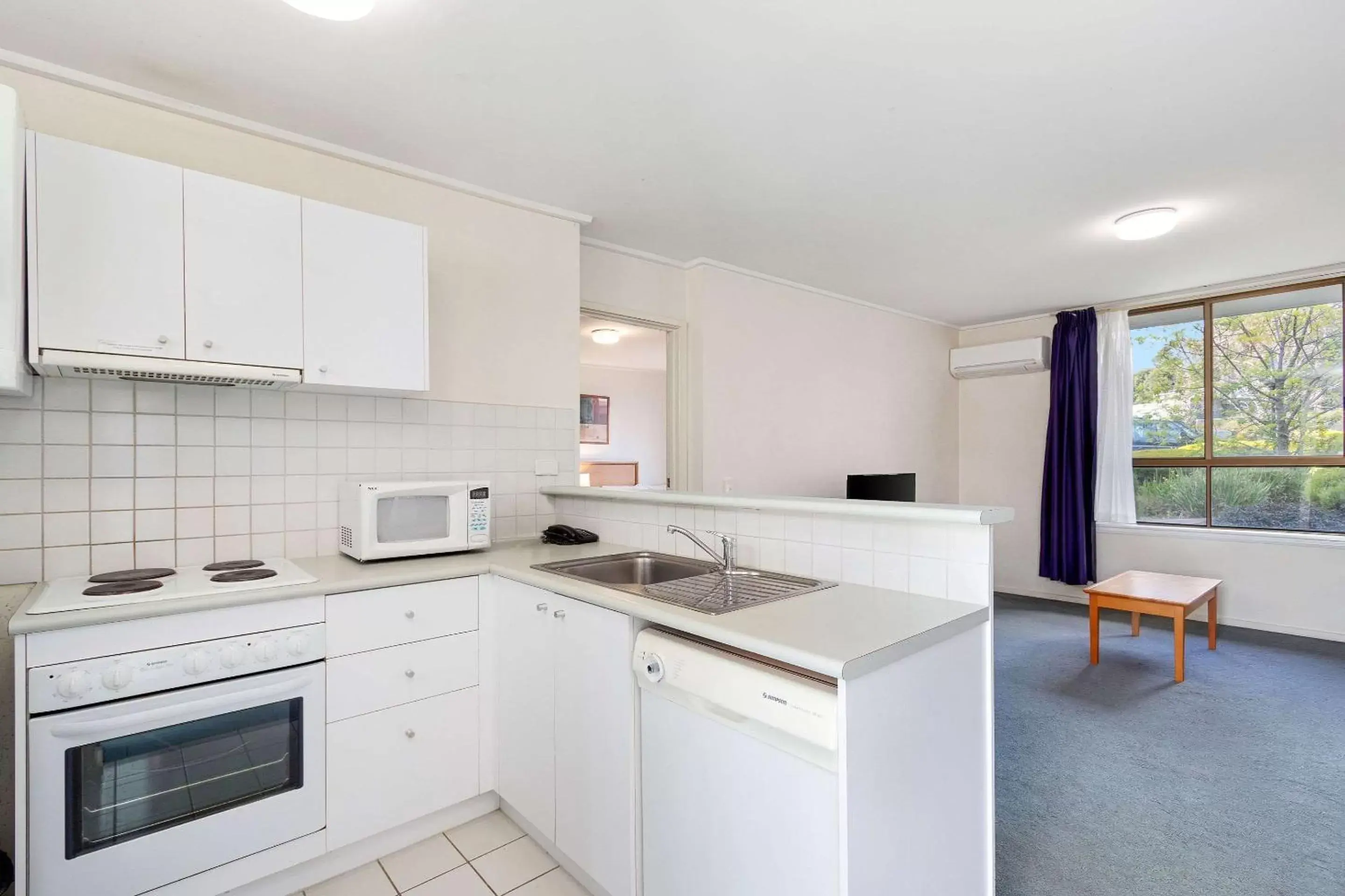 Photo of the whole room, Kitchen/Kitchenette in Knox International Hotel and Apartments