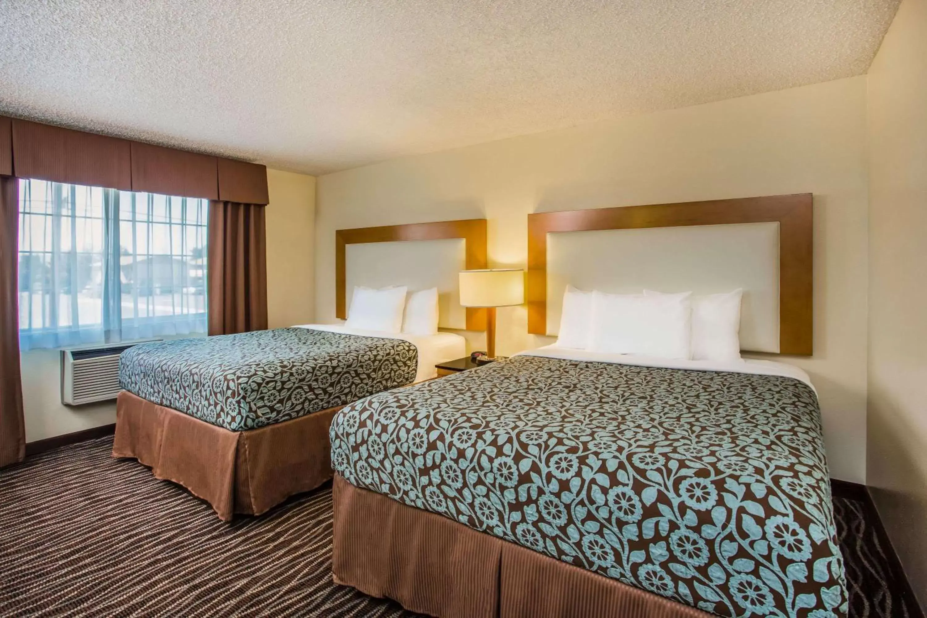 Photo of the whole room, Bed in Days Inn by Wyndham Yakima