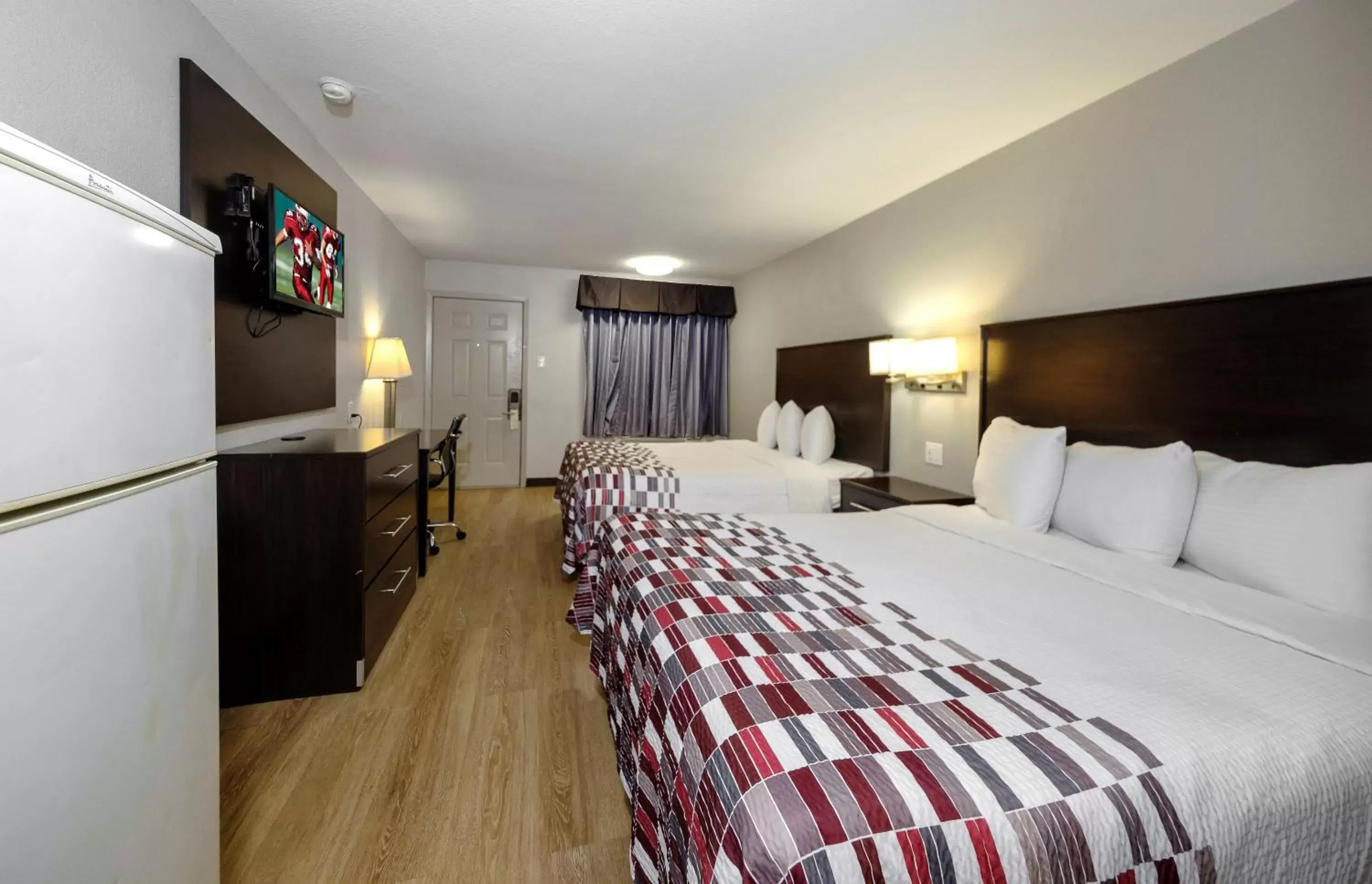 Photo of the whole room, Room Photo in Red Roof Inn Arlington - Entertainment District