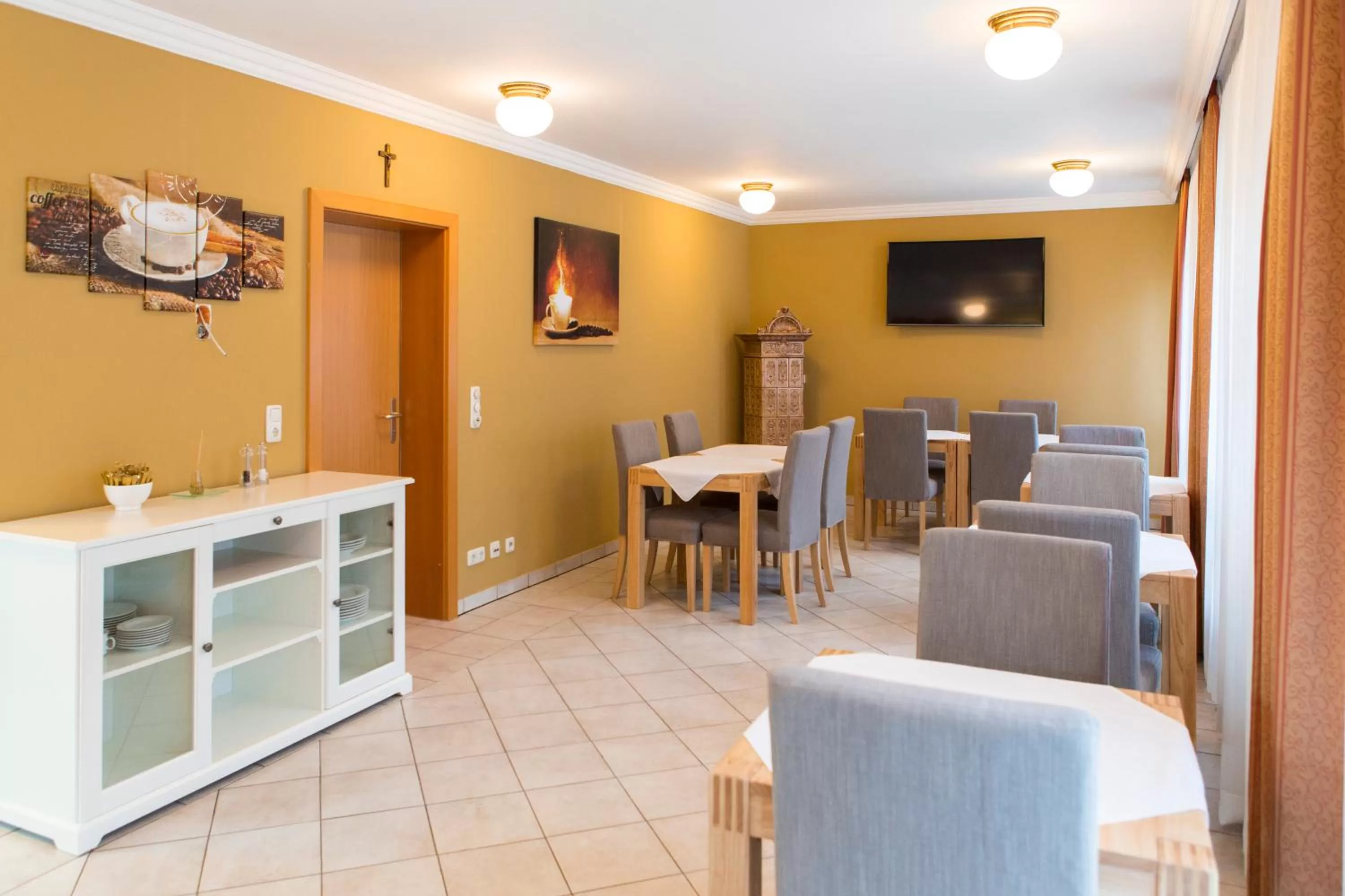 Communal lounge/ TV room in Residenz Donaucity