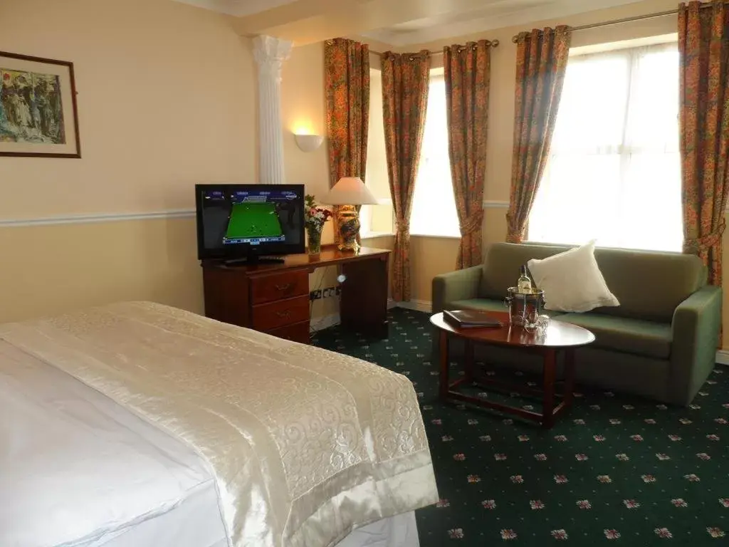 Bedroom, TV/Entertainment Center in Sligo City Hotel