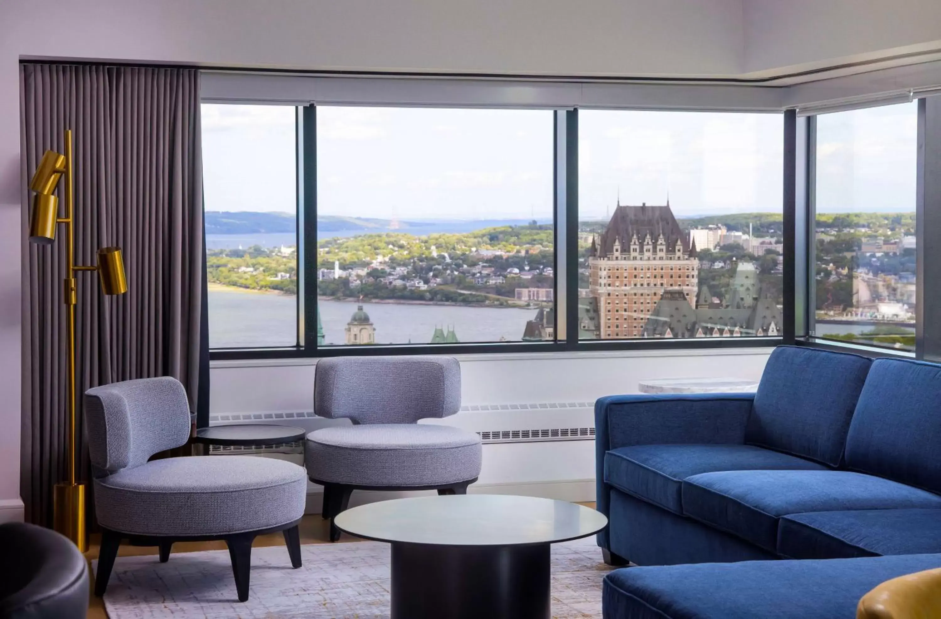 Living room, Seating Area in Hilton Québec