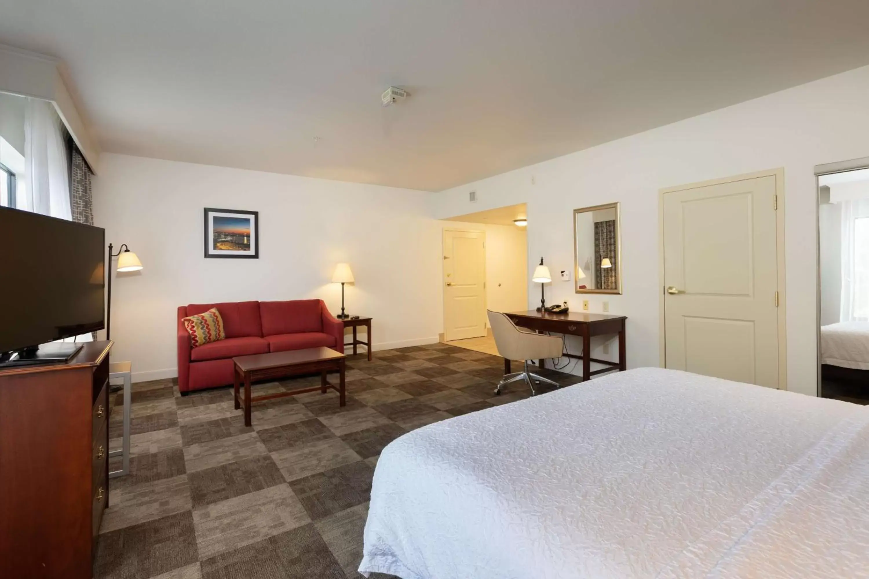 Bedroom, TV/Entertainment Center in Hampton Inn & Suites Baton Rouge - I-10 East