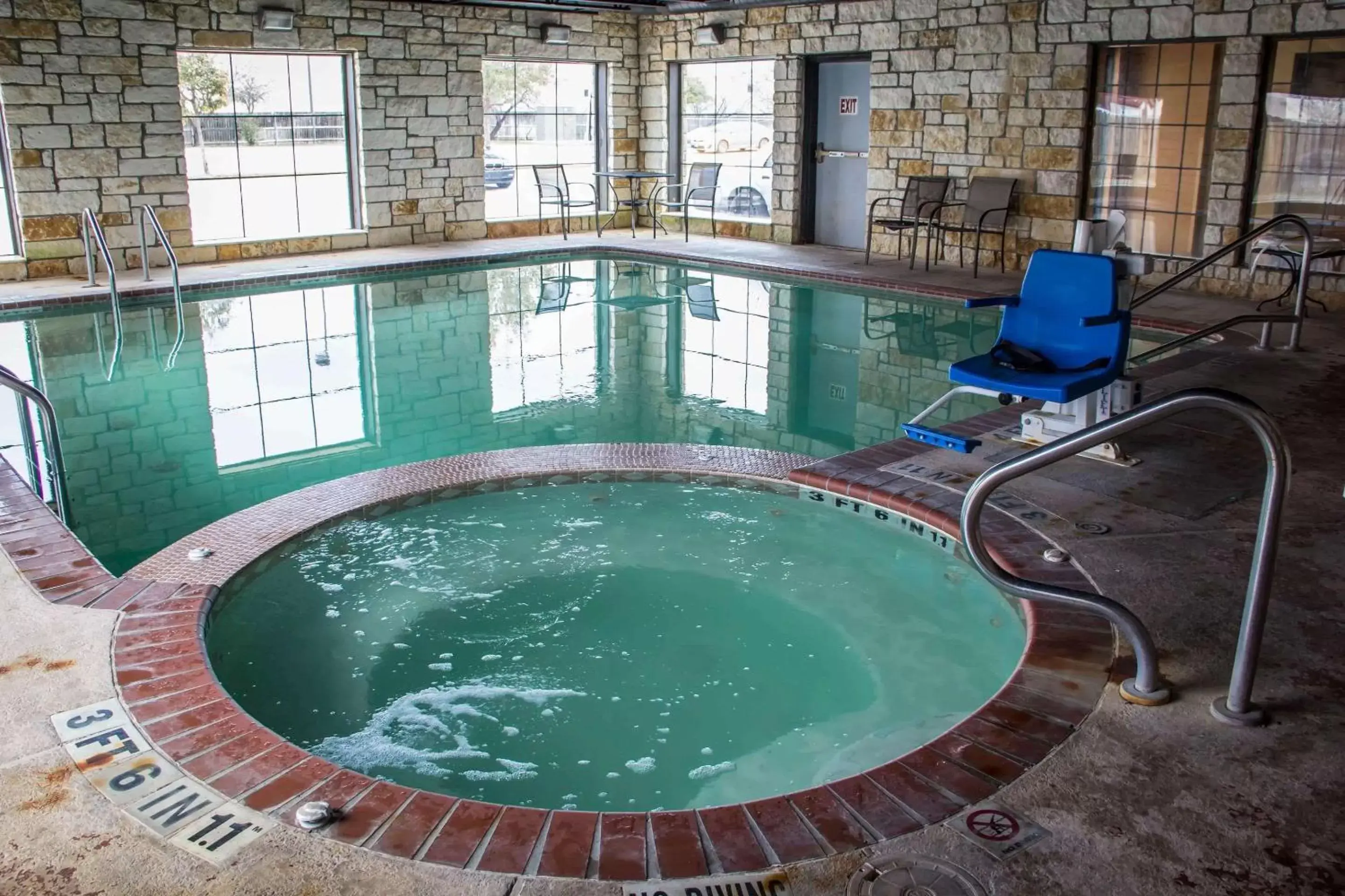 Swimming pool in Comfort Suites Sea World/ Lackland