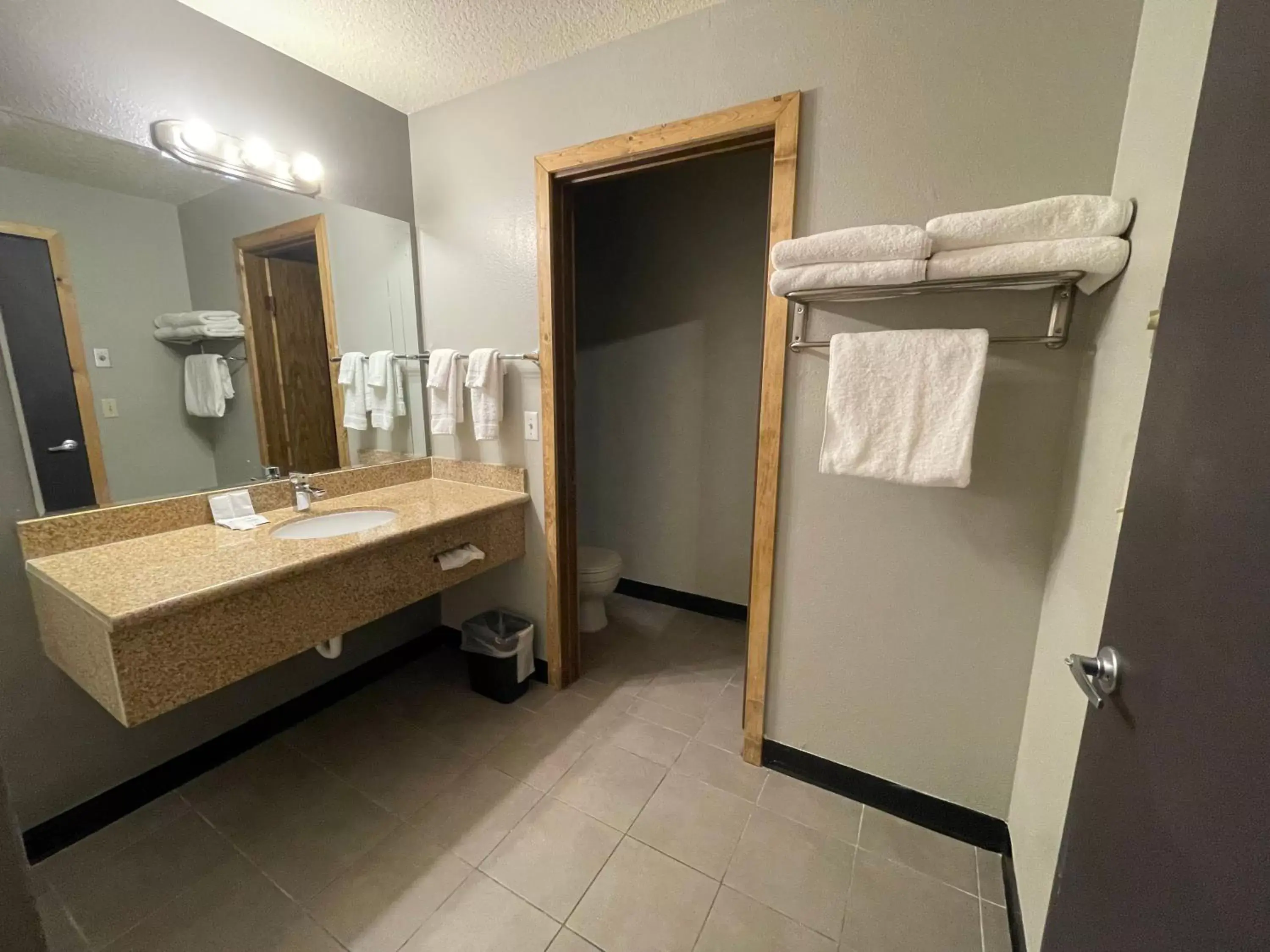 Bathroom in Sunnyside Inn and Suites