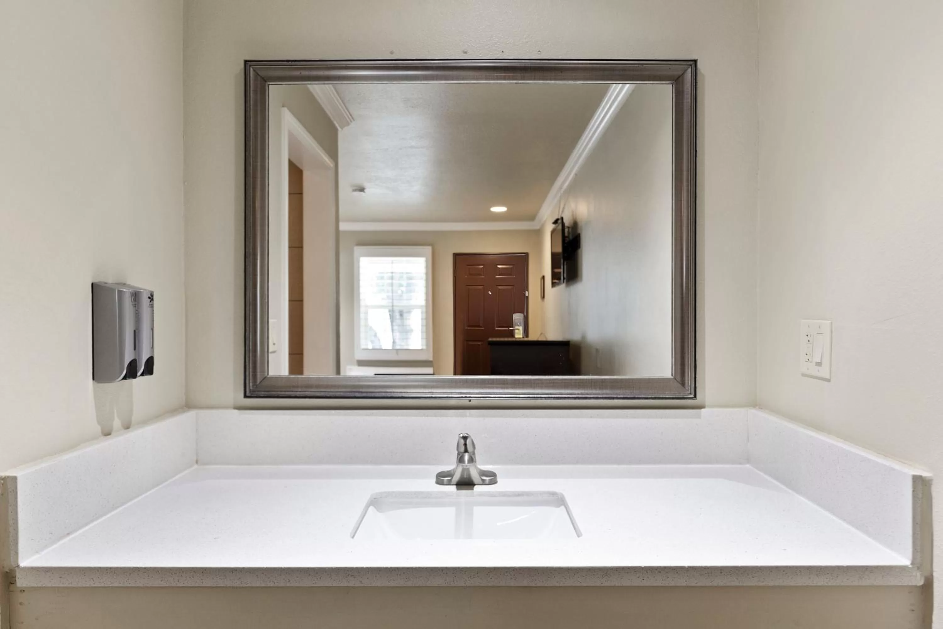 Le Blanc Inn & Suites