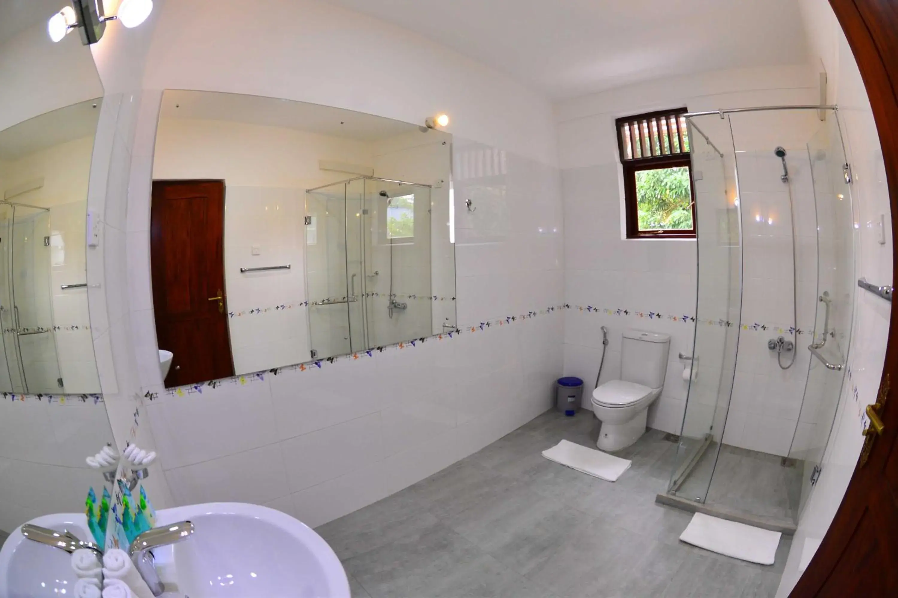 Photo of the whole room, Bathroom in Colombo Villa at Cambridge Place