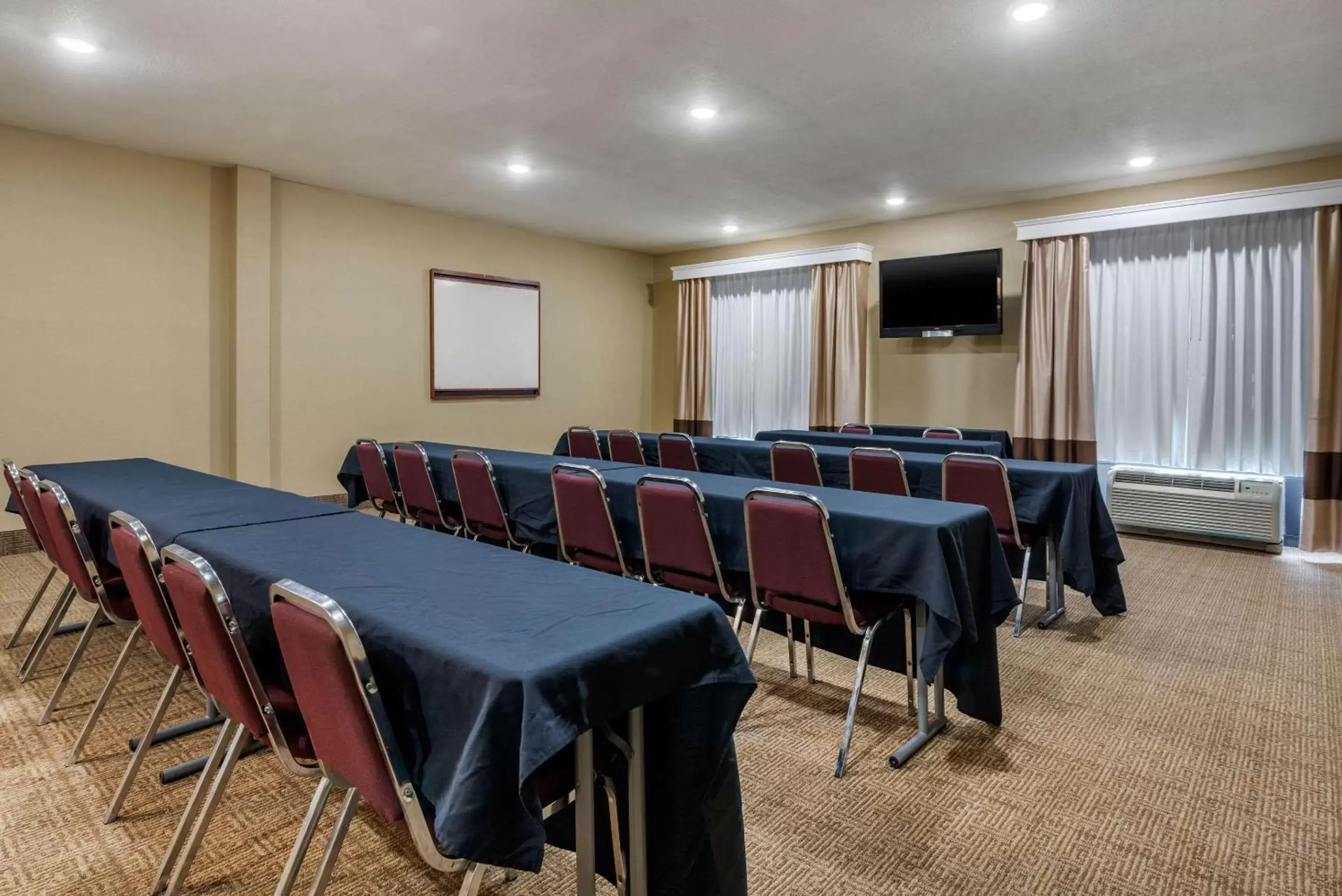 Meeting/conference room in Comfort Suites near Route 66