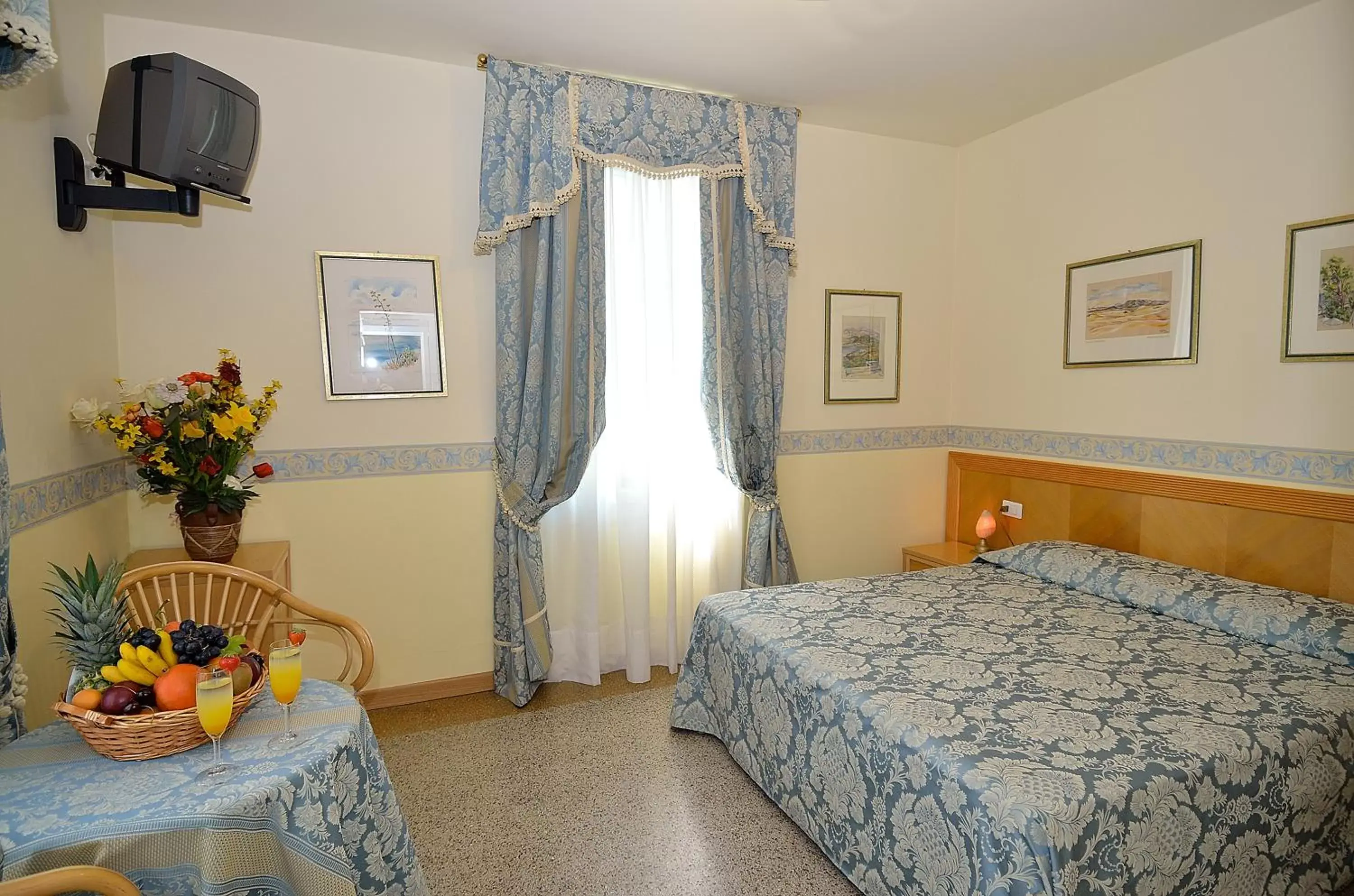 Photo of the whole room, Bed in Villa Angelica