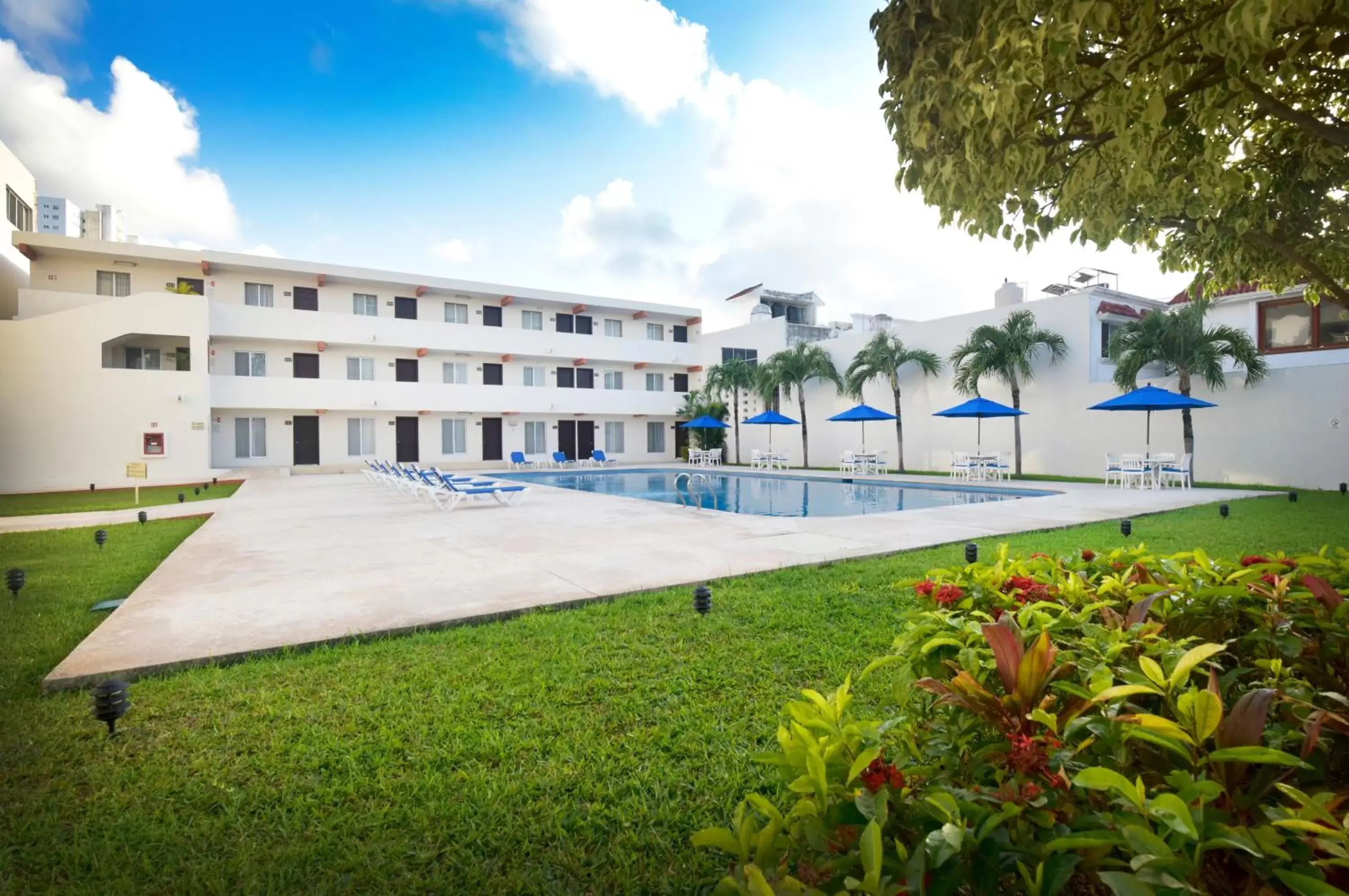 Garden, Swimming Pool in Hotel Bonampak