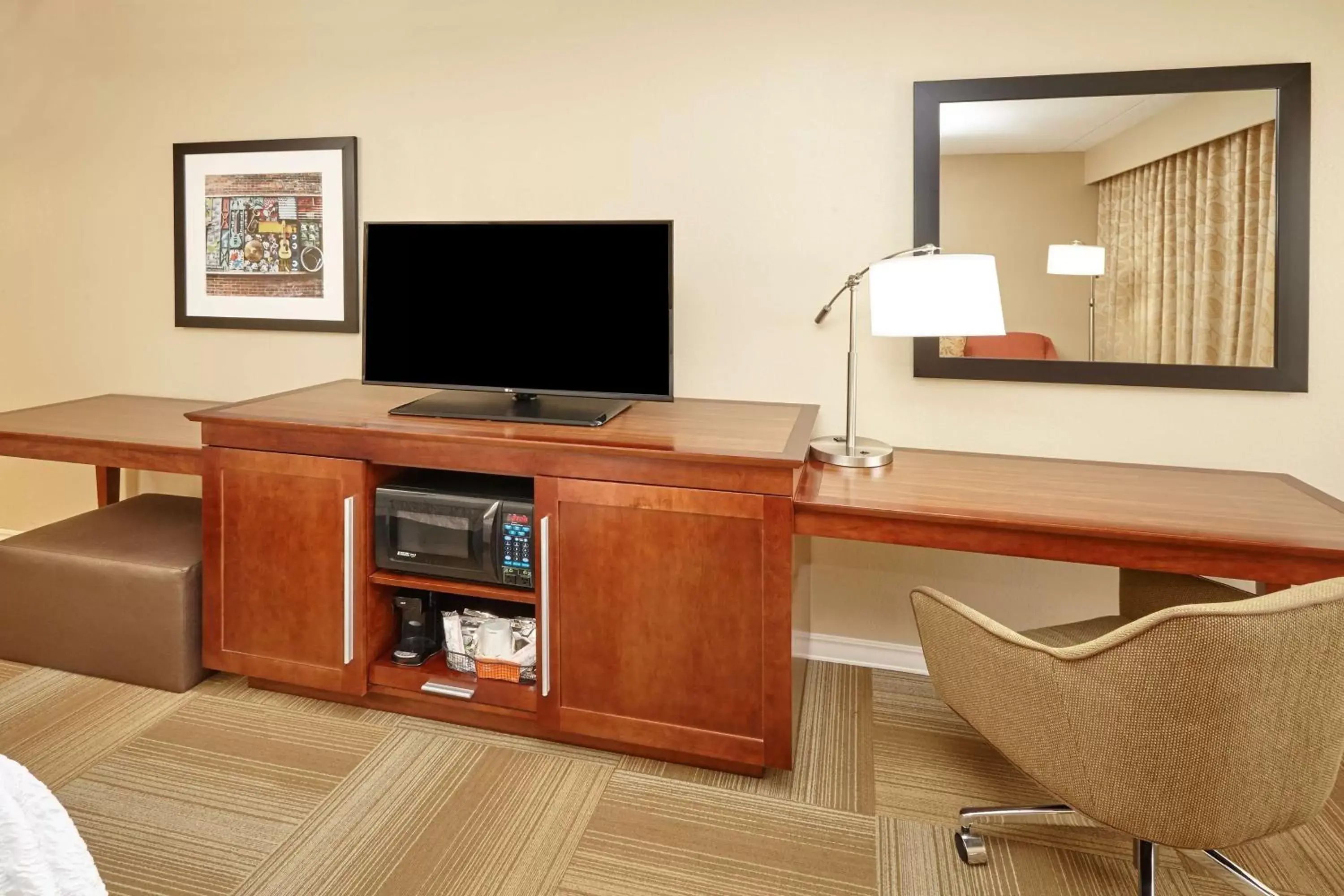 Bed, TV/Entertainment Center in Hampton Inn Lafayette