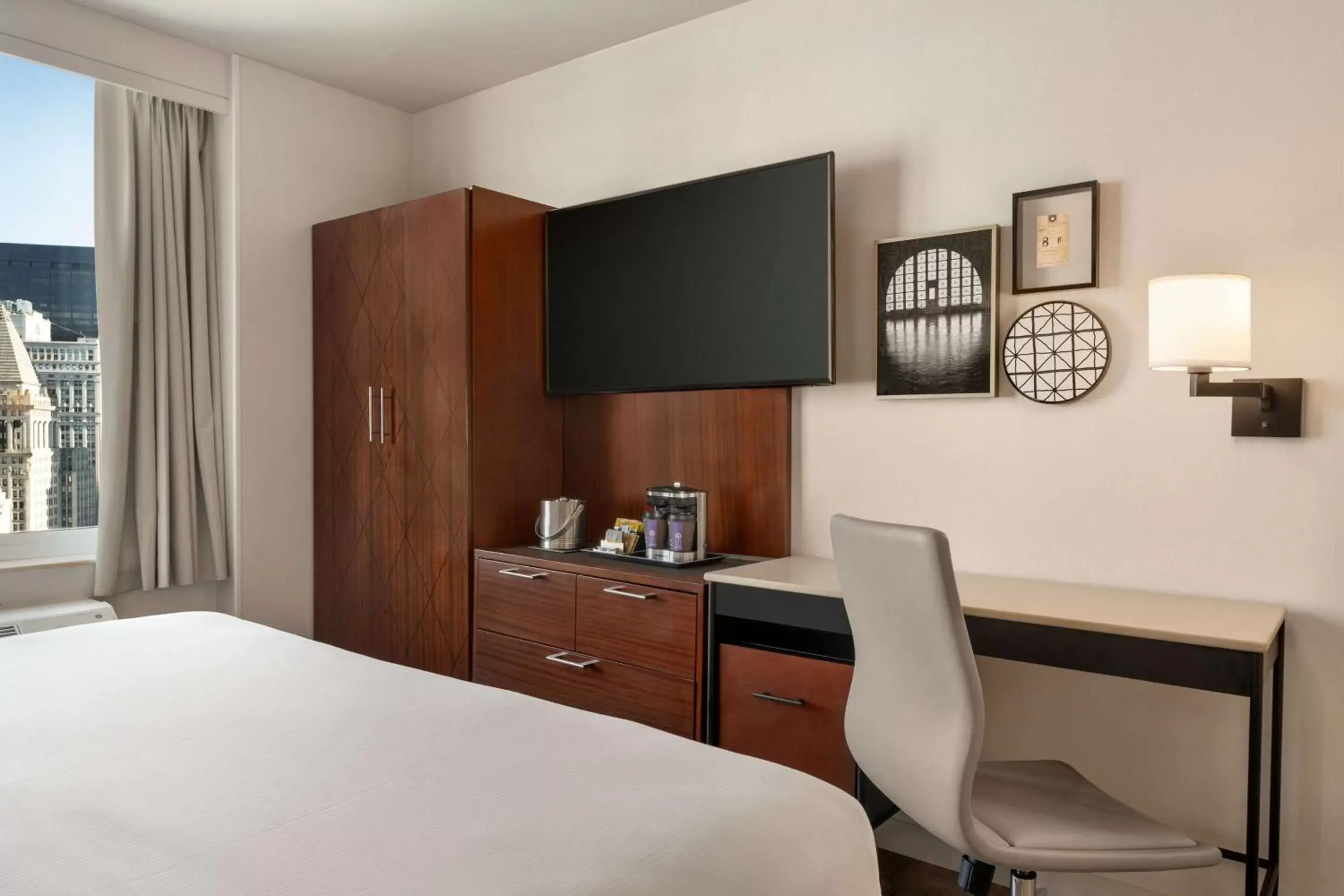 Bedroom, TV/Entertainment Center in DoubleTree by Hilton New York Downtown