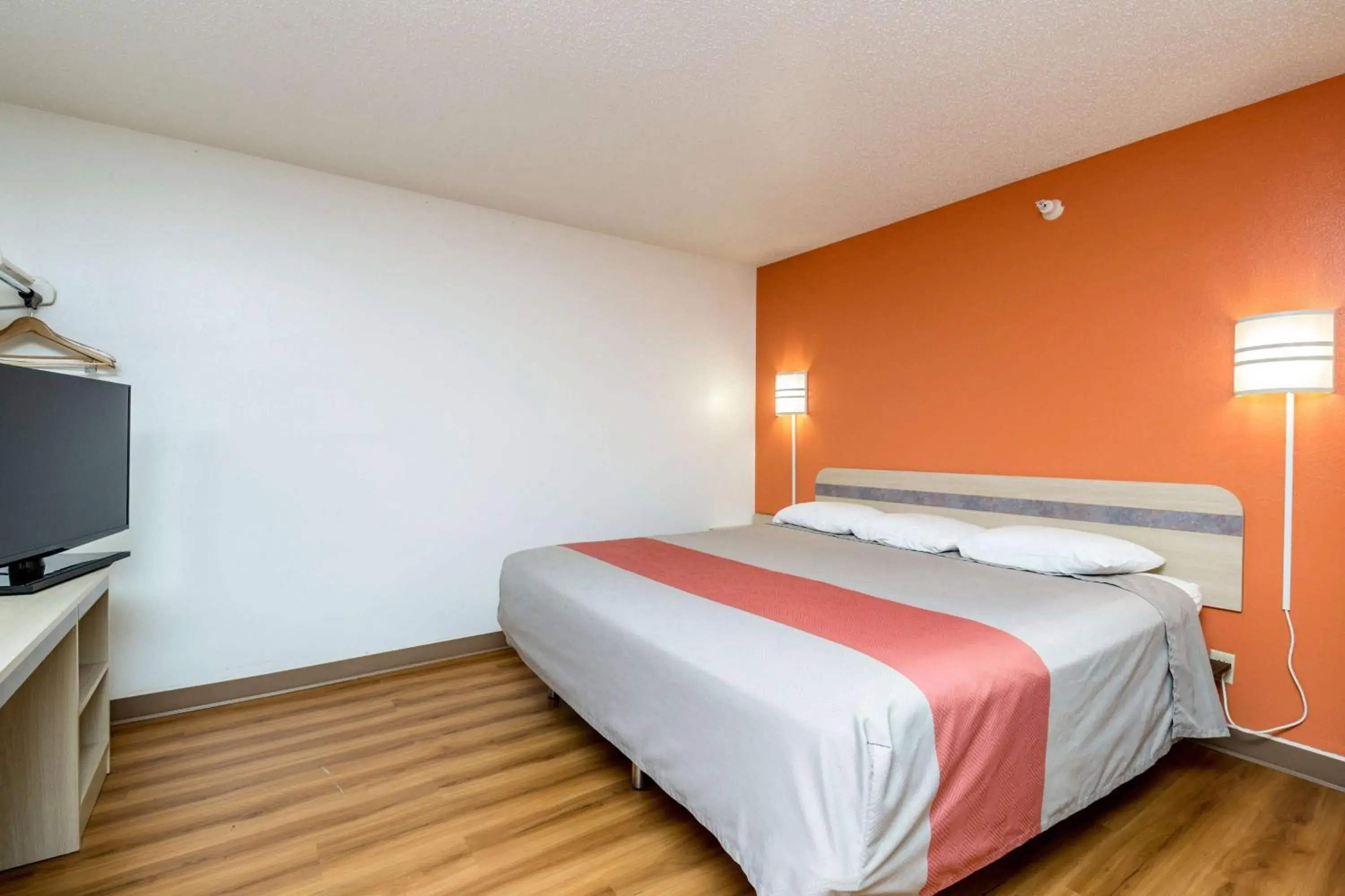 TV and multimedia, Bed in Motel 6-Waterloo, IA