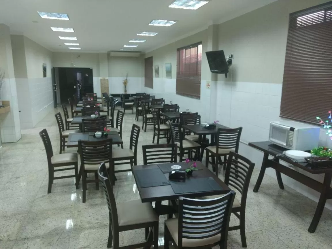 Restaurant/Places to Eat in Onix Inn Hotel