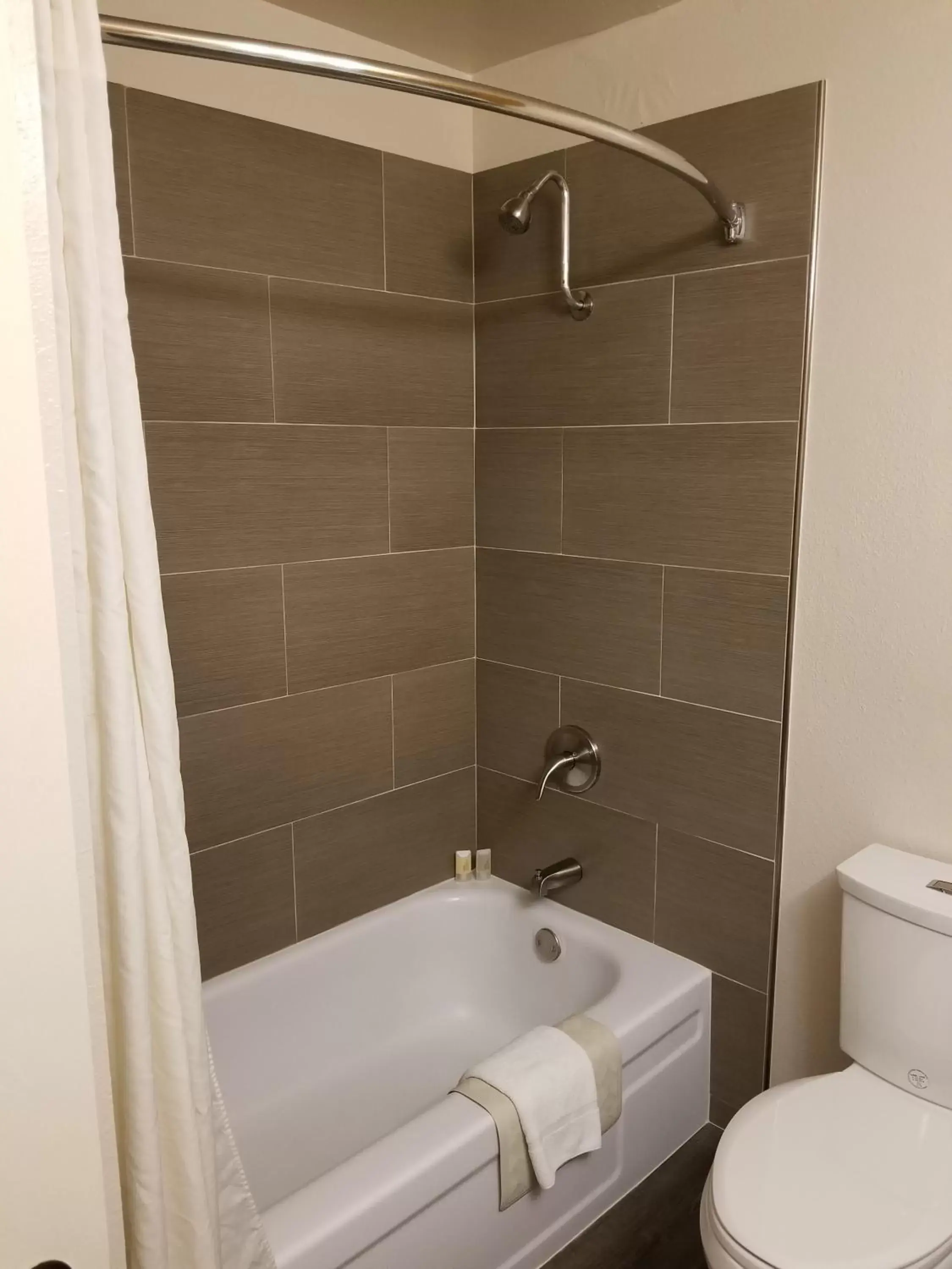 Shower, Bathroom in Coast Inn at Lake Hood