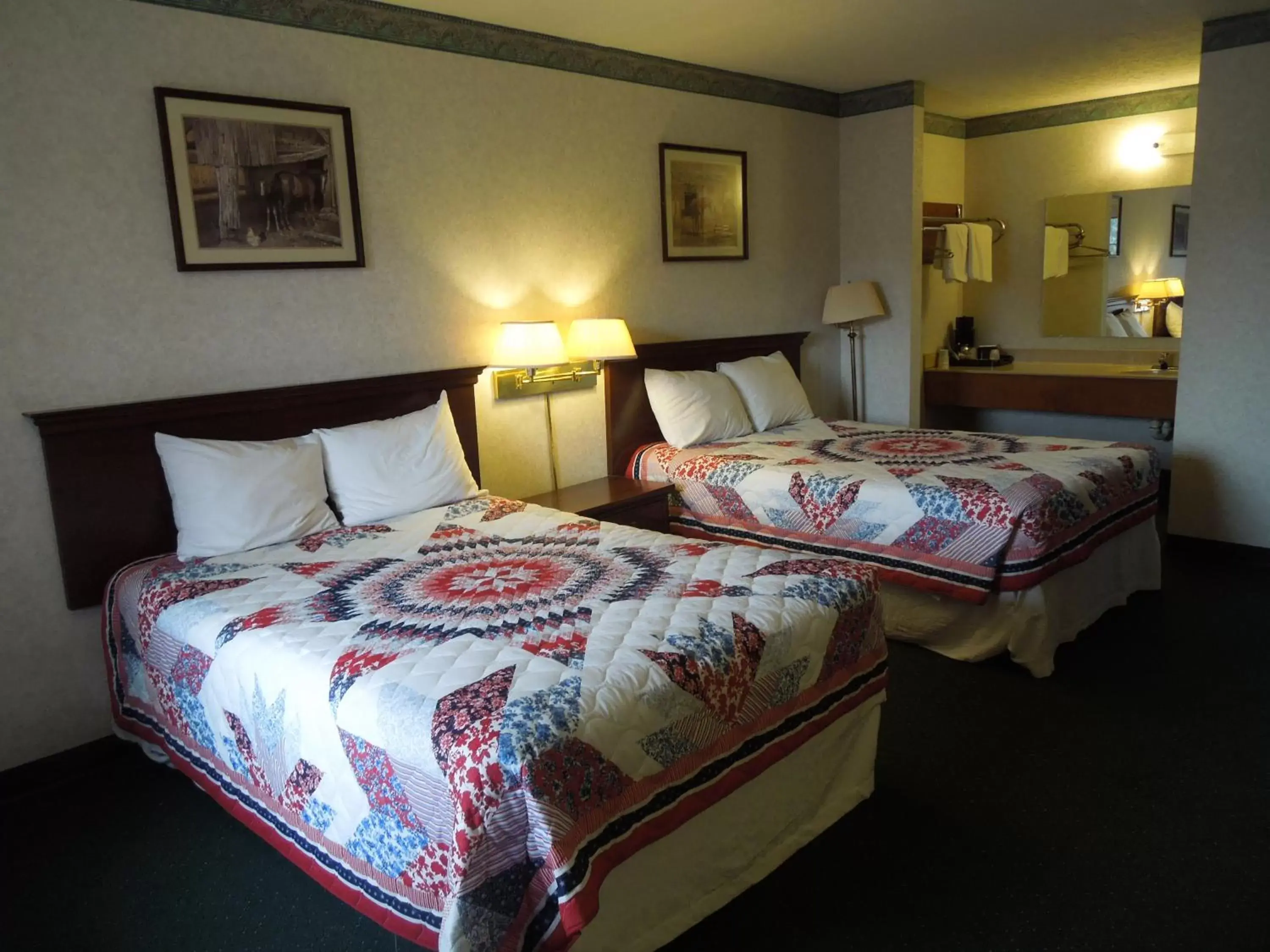 Photo of the whole room, Bed in Americas Inn Bardstown