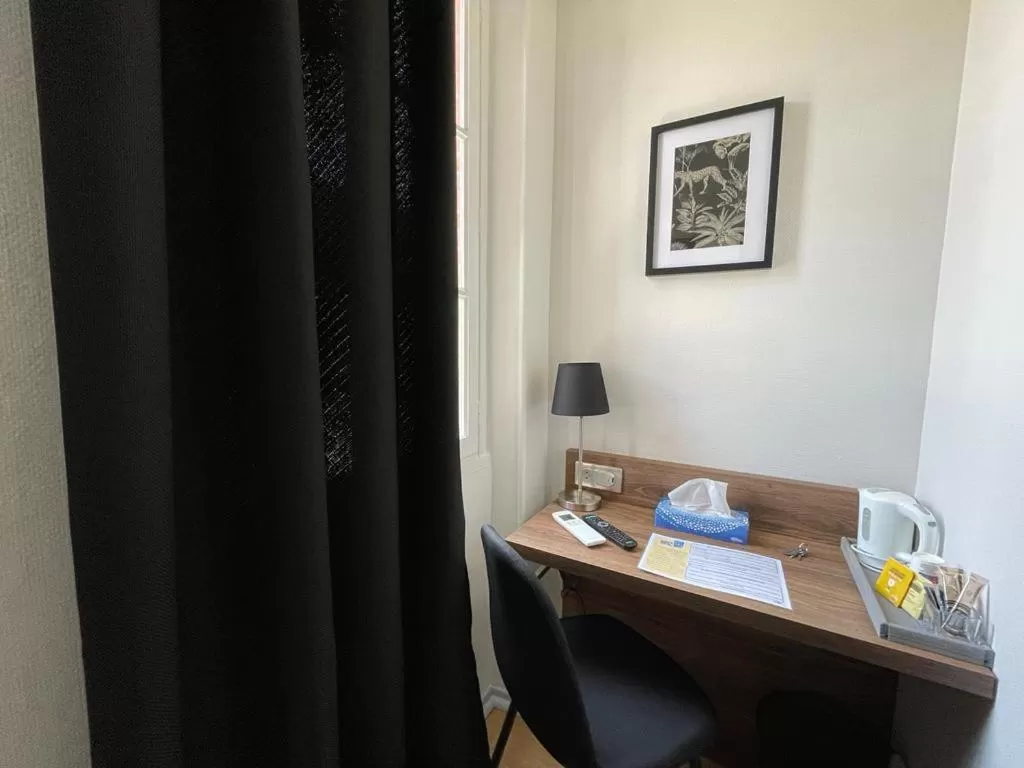 Coffee/tea facilities, Bed in Hotel Le Rochegude