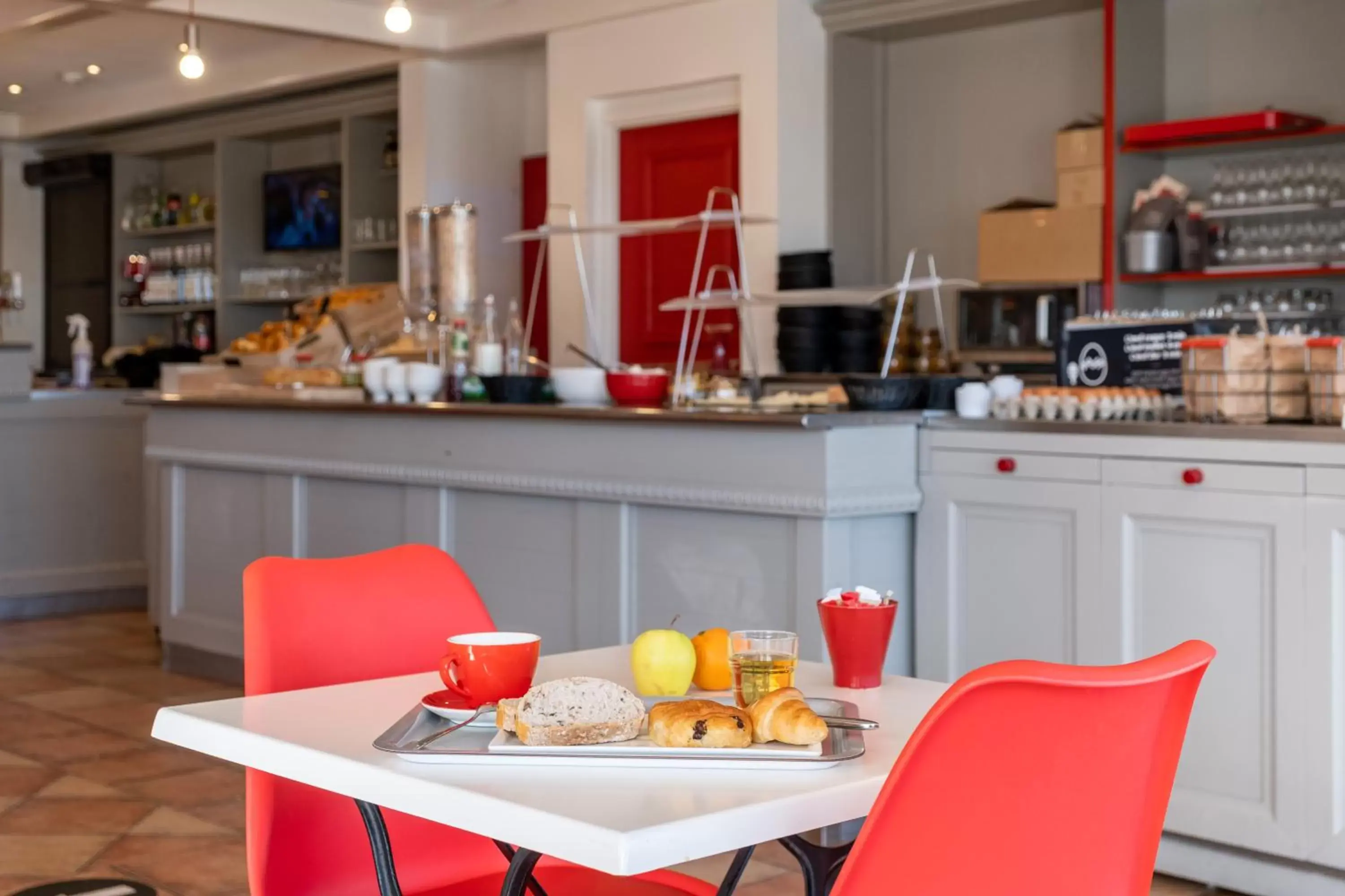 Buffet breakfast, Restaurant/Places to Eat in B&B HOTEL Calais Terminal Cité Europe 3 étoiles