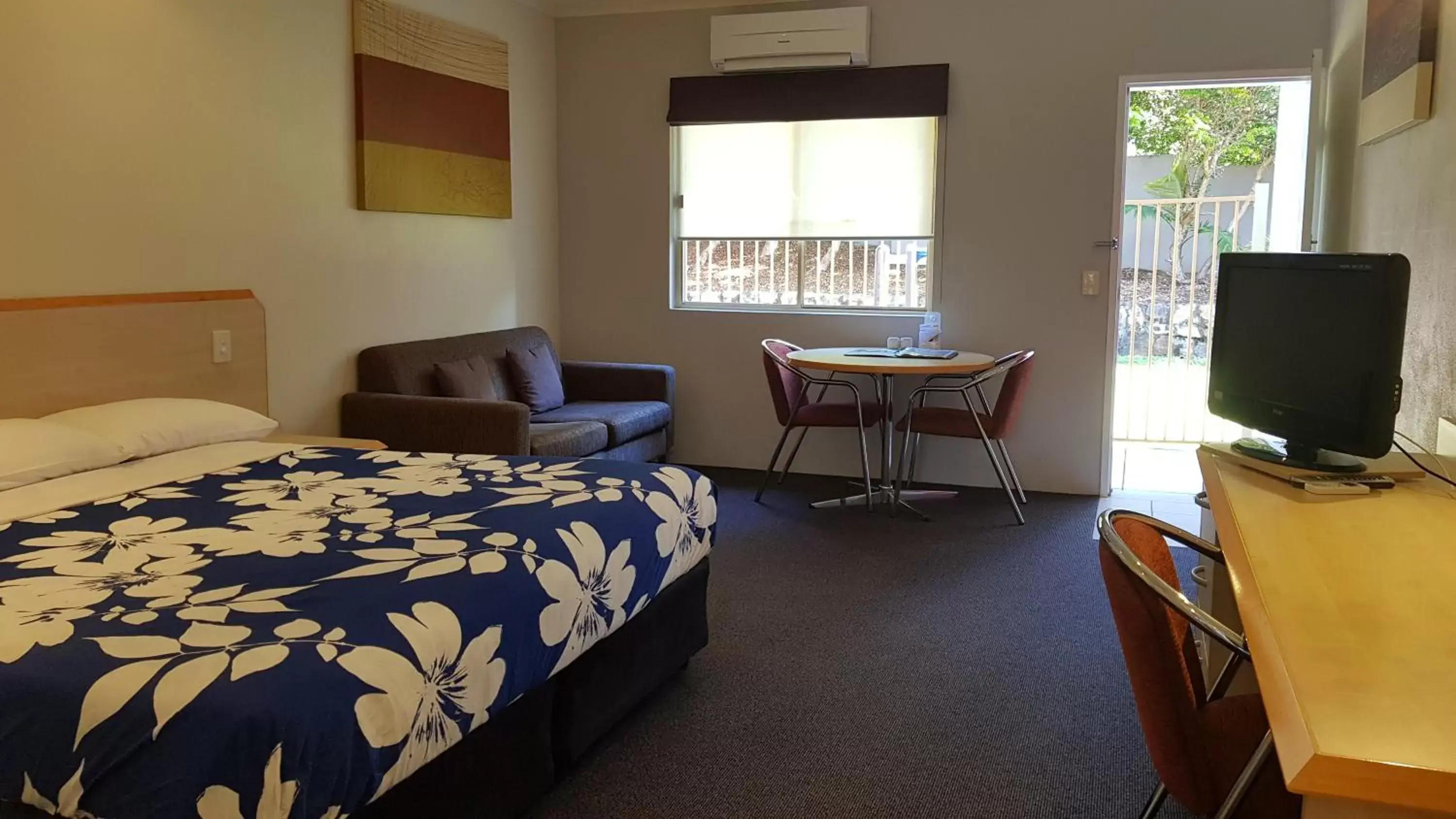 Photo of the whole room, TV/Entertainment Center in Red Bridge Motor Inn