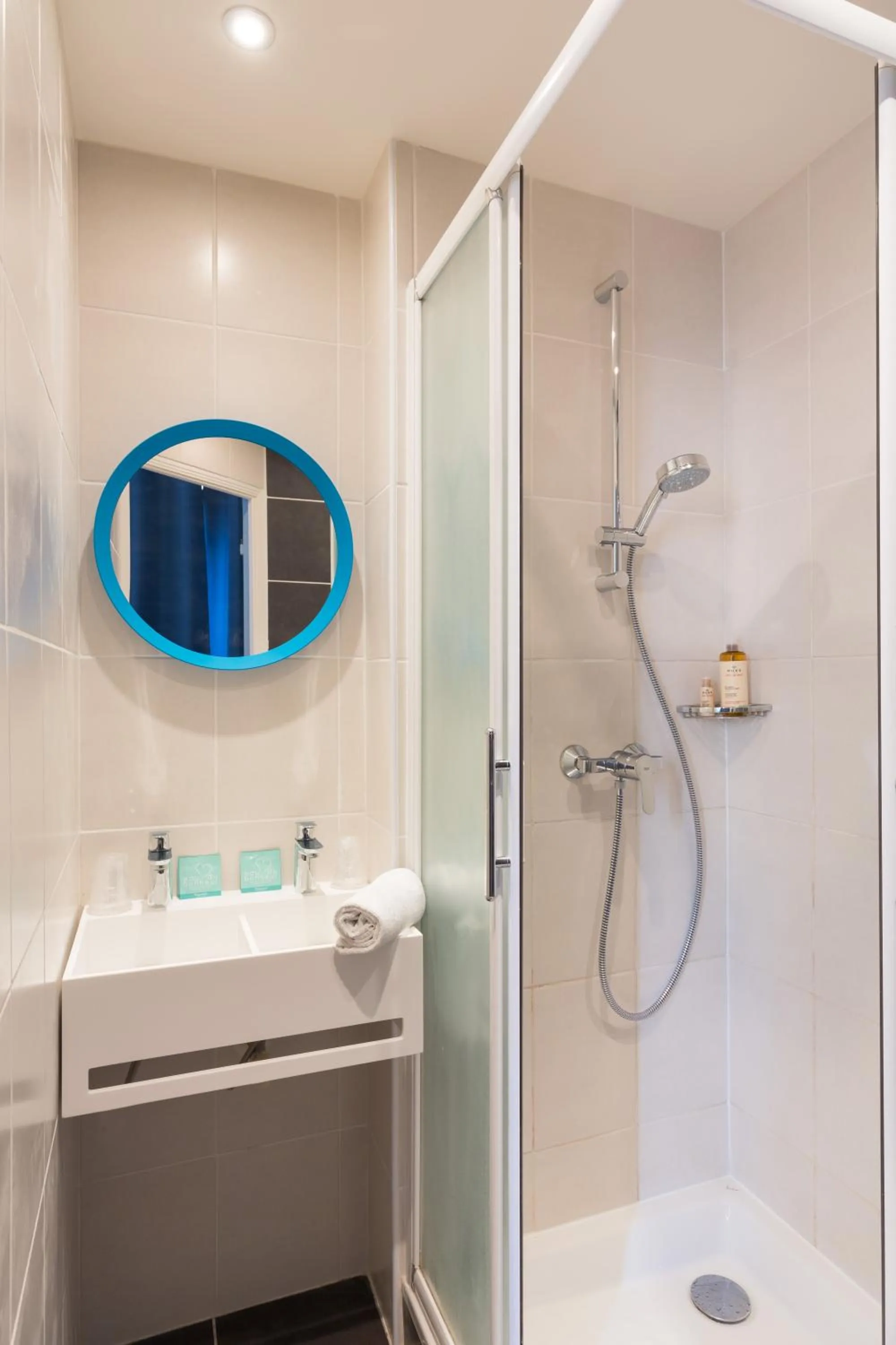 Bed in 4-Bed Mixed Dormitory Room in Hôtel Ozz by Happyculture