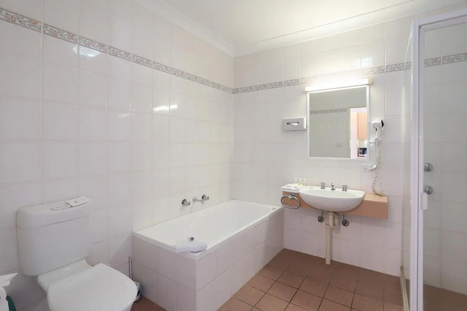 Shower, Bathroom in Redhill Tamworth Motor Inn and Conference Centre