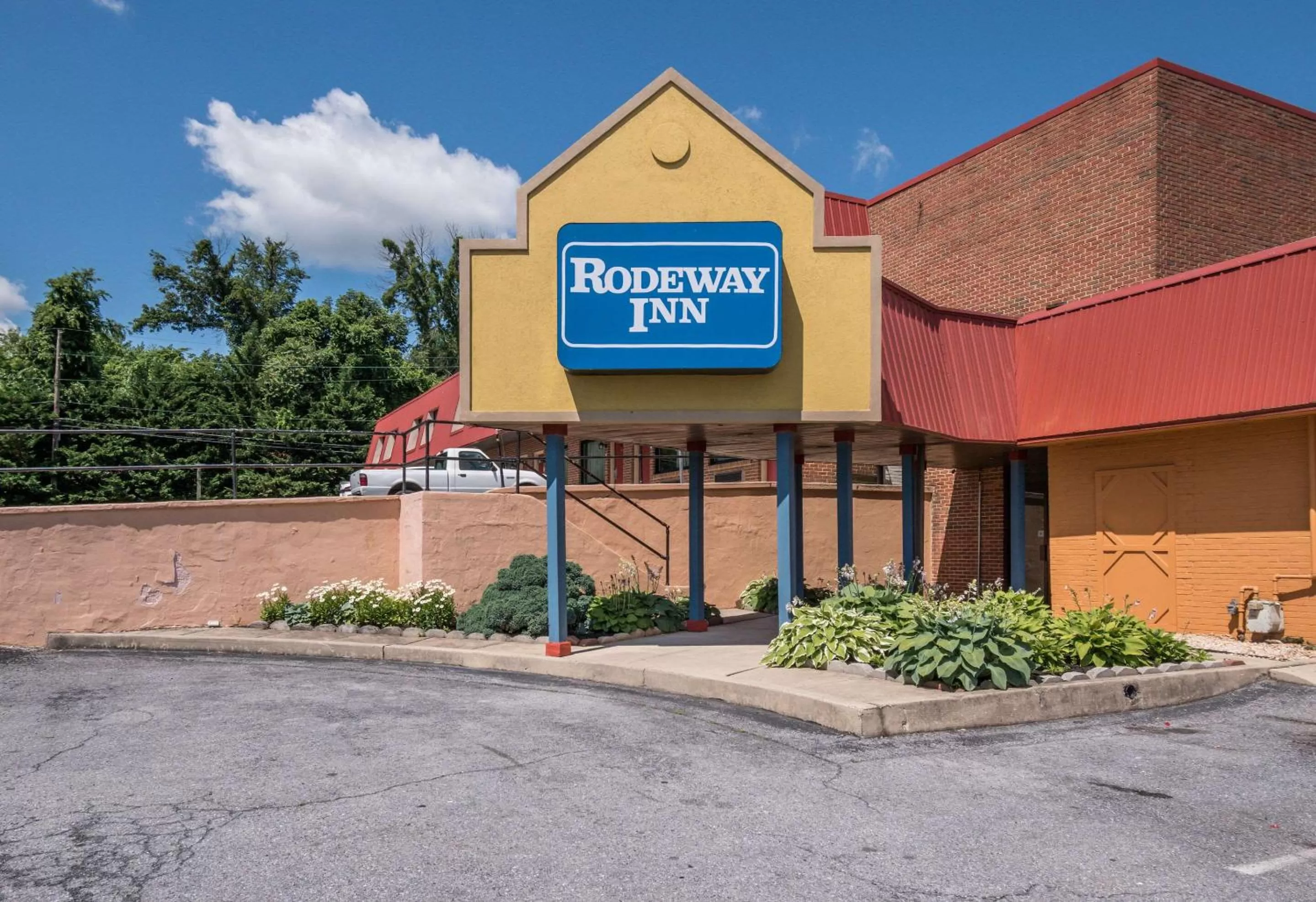 Property building in Rodeway Inn Wormleysburg – Harrisburg