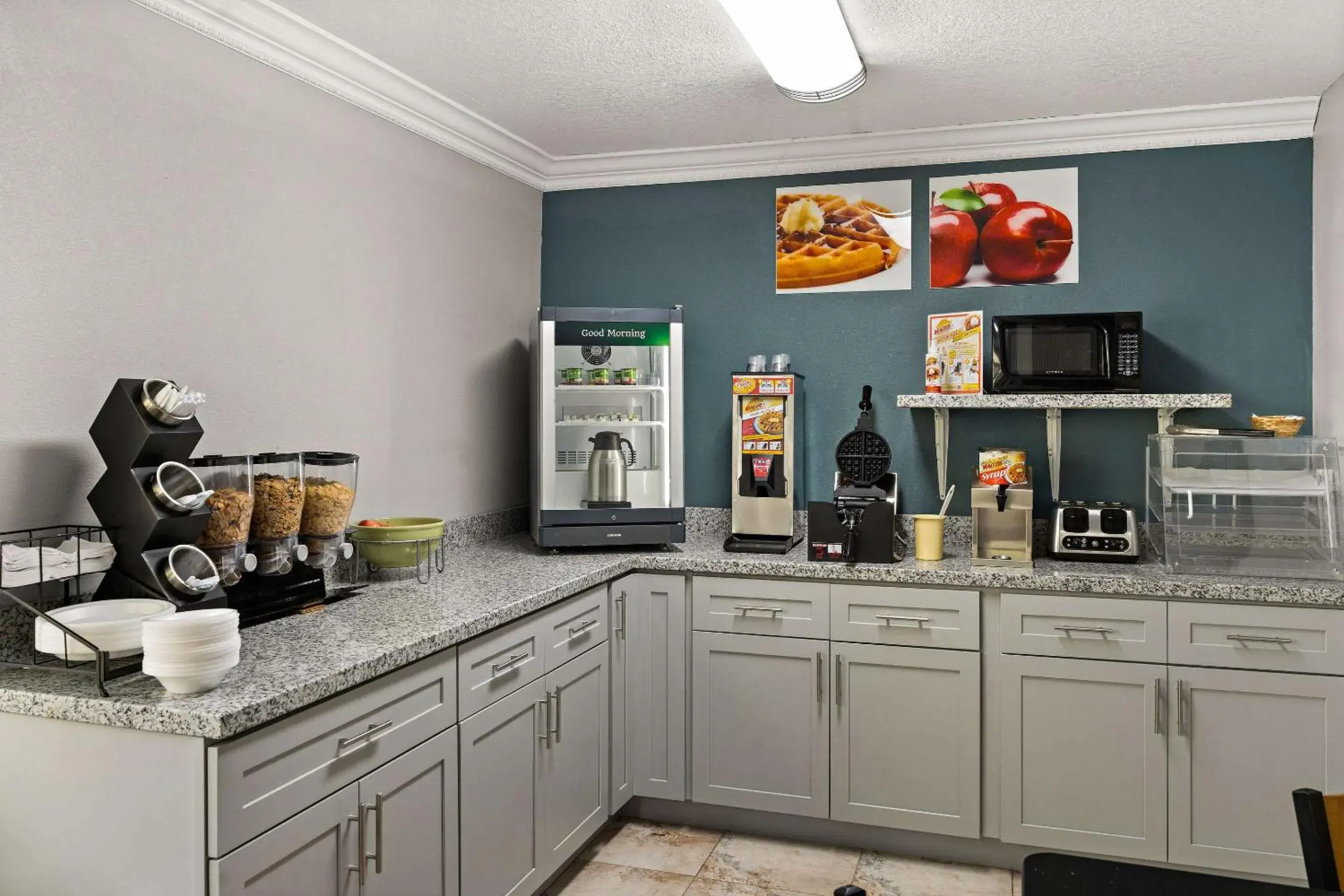 Breakfast, Kitchen/Kitchenette in Travelodge by Wyndham Ocean Springs