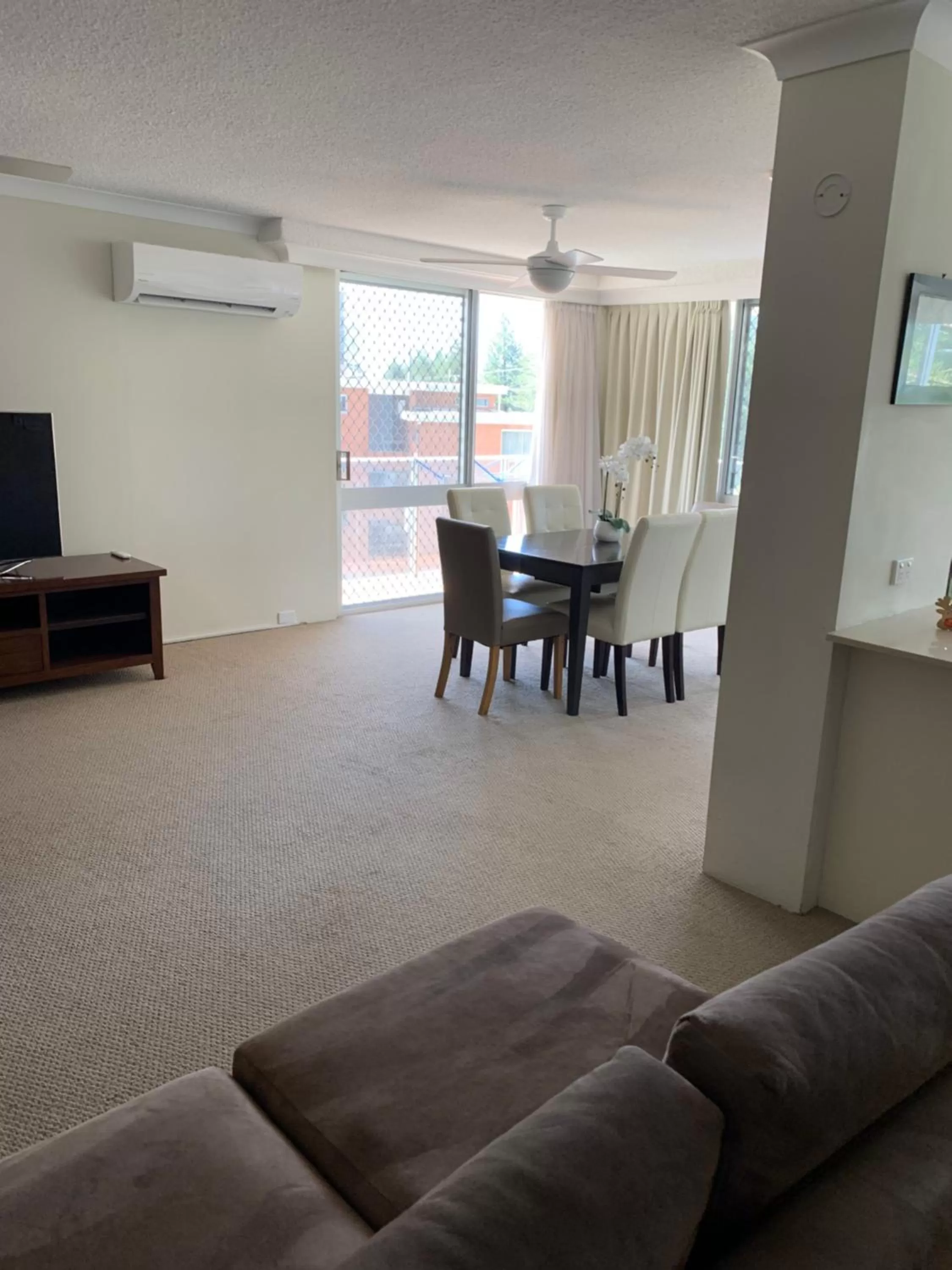 Dining area in Pacific Regis Beachfront Holiday Apartments