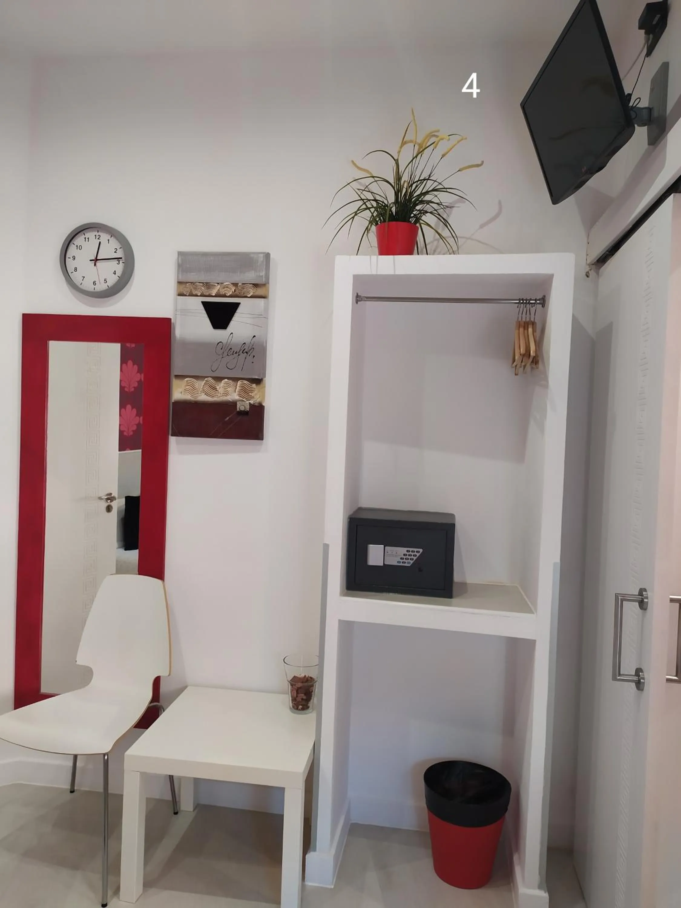 TV and multimedia in Hostal Inn Madrid