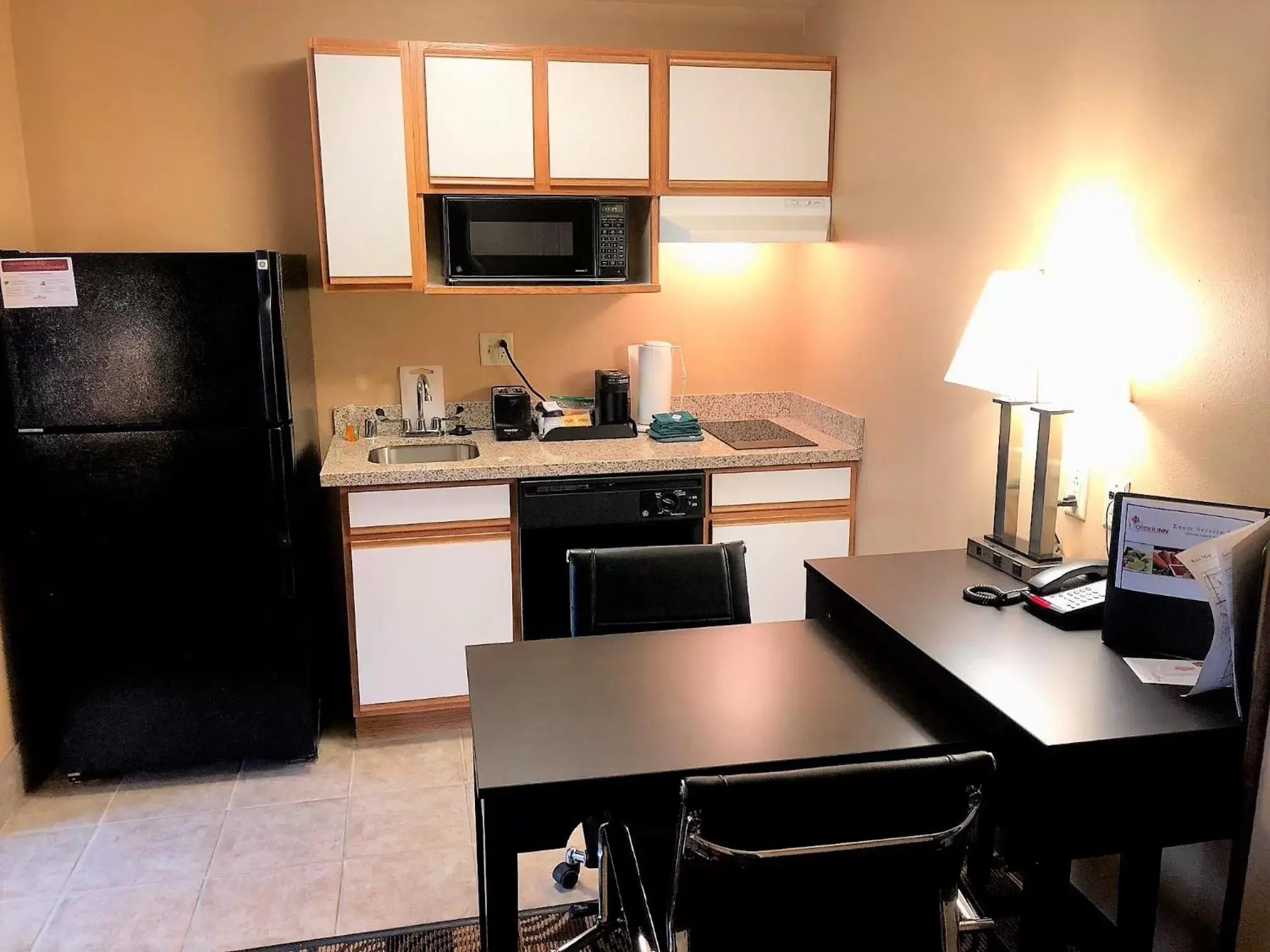 Kitchen or kitchenette, Kitchen/Kitchenette in Hawthorn Suites By Wyndham Oak Creek/Milwaukee Airport