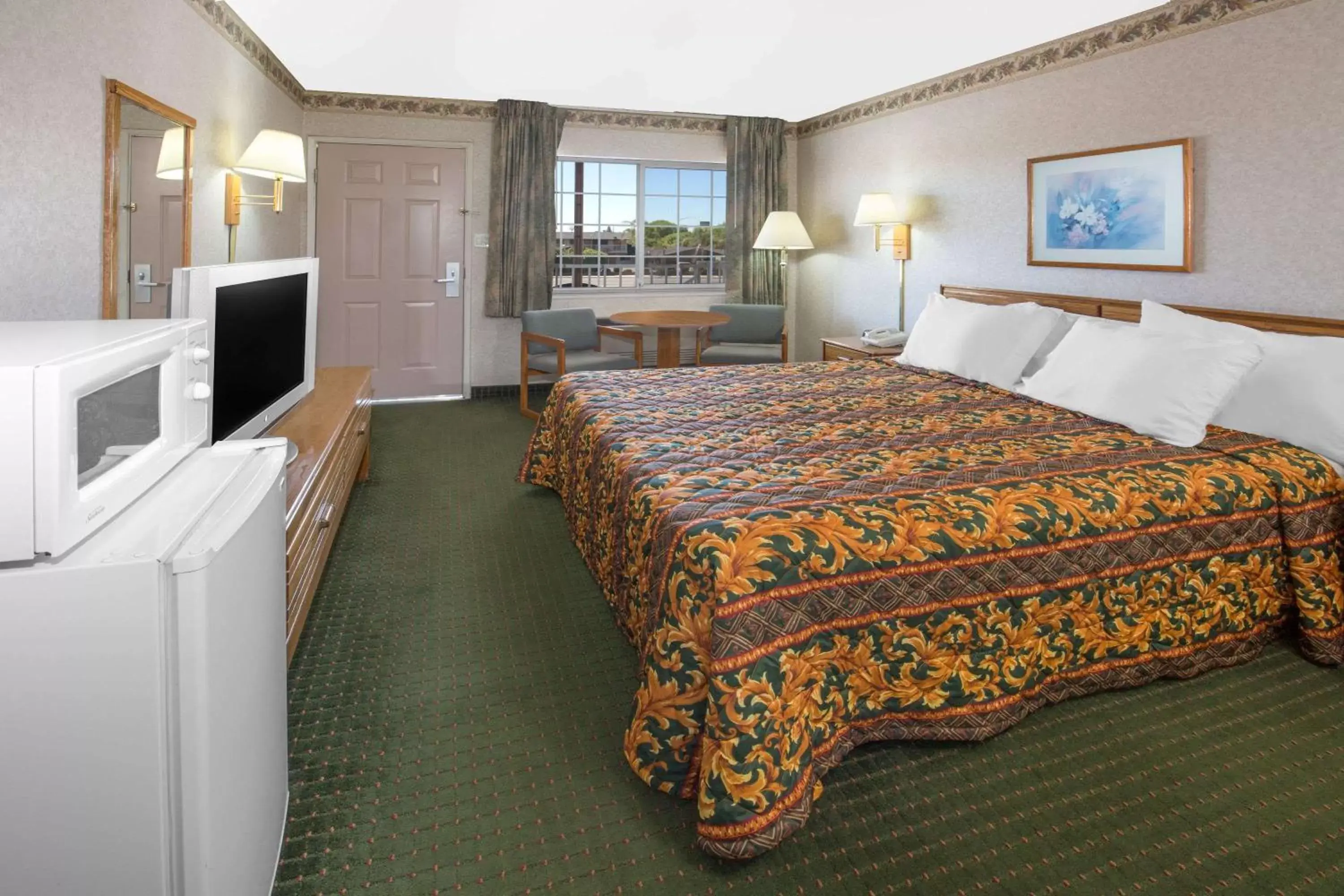 Photo of the whole room, Bed in Days Inn by Wyndham Oroville