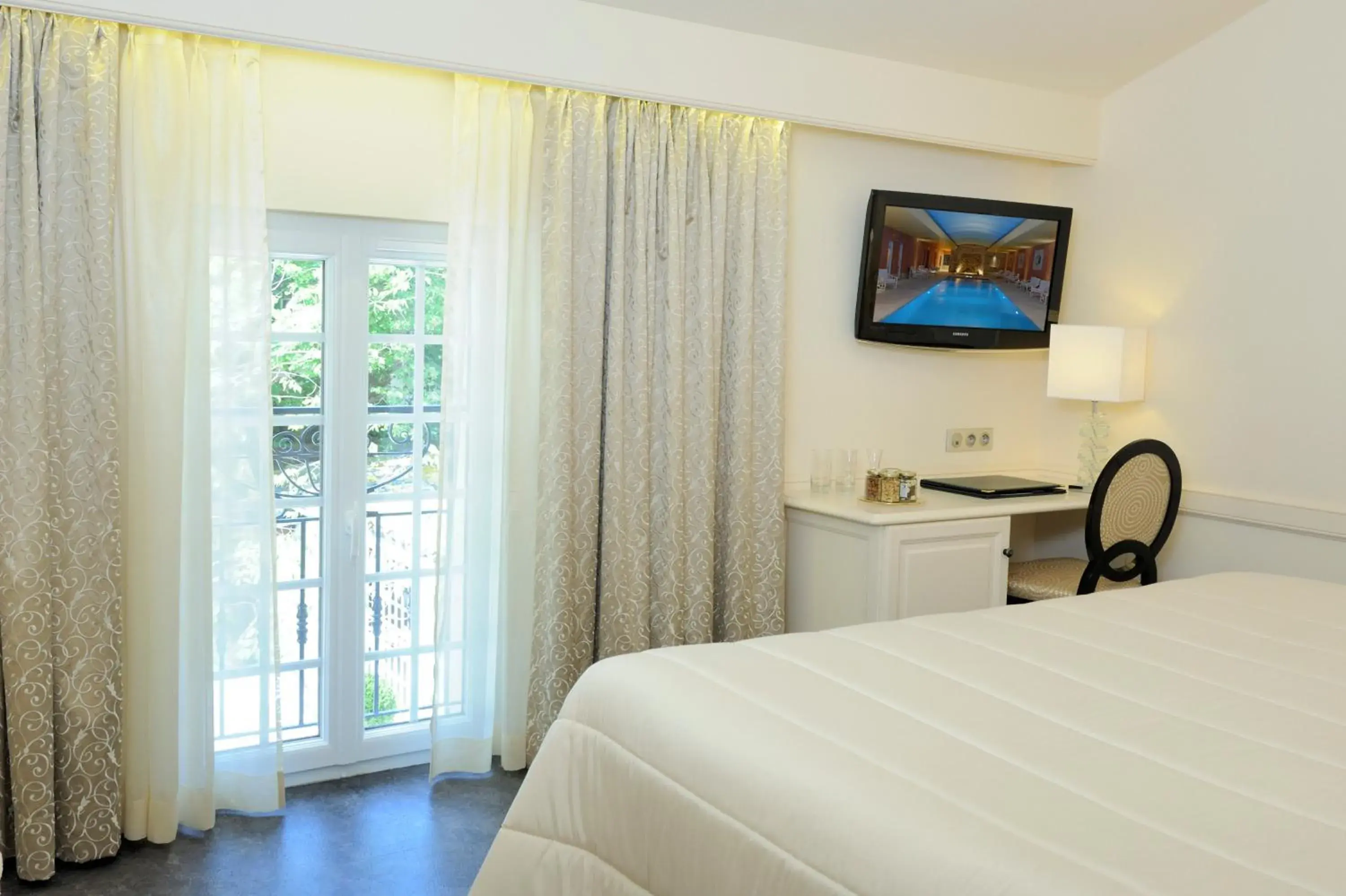 Bedroom, Bed in Auberge de Cassagne & Spa