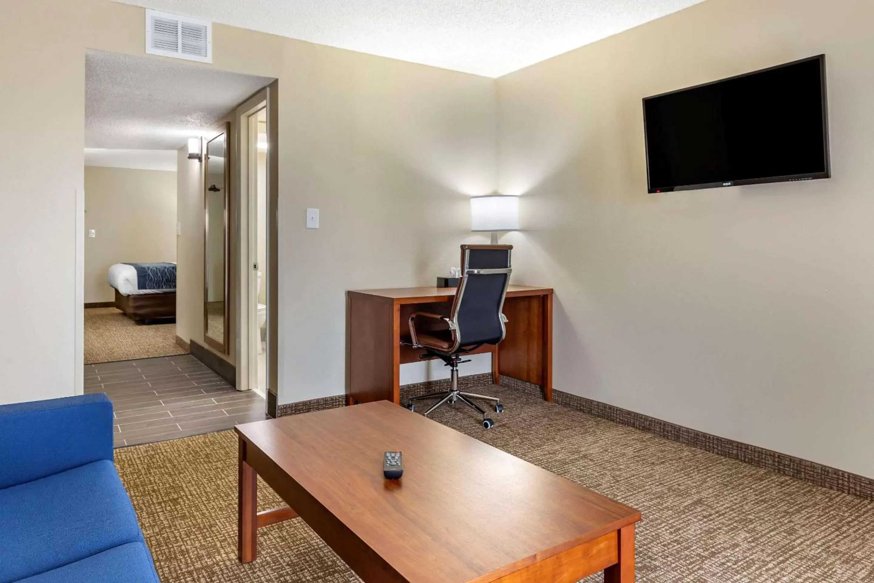 Photo of the whole room, TV/Entertainment Center in Comfort Inn & Suites Spring Lake - Fayetteville Near Fort Liberty