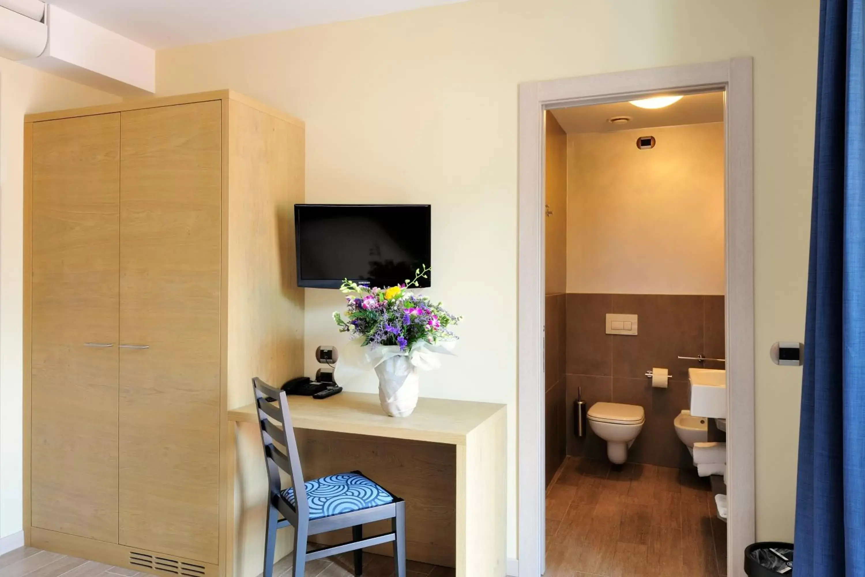 Bathroom, TV/Entertainment Center in Eco Hotel Bonapace