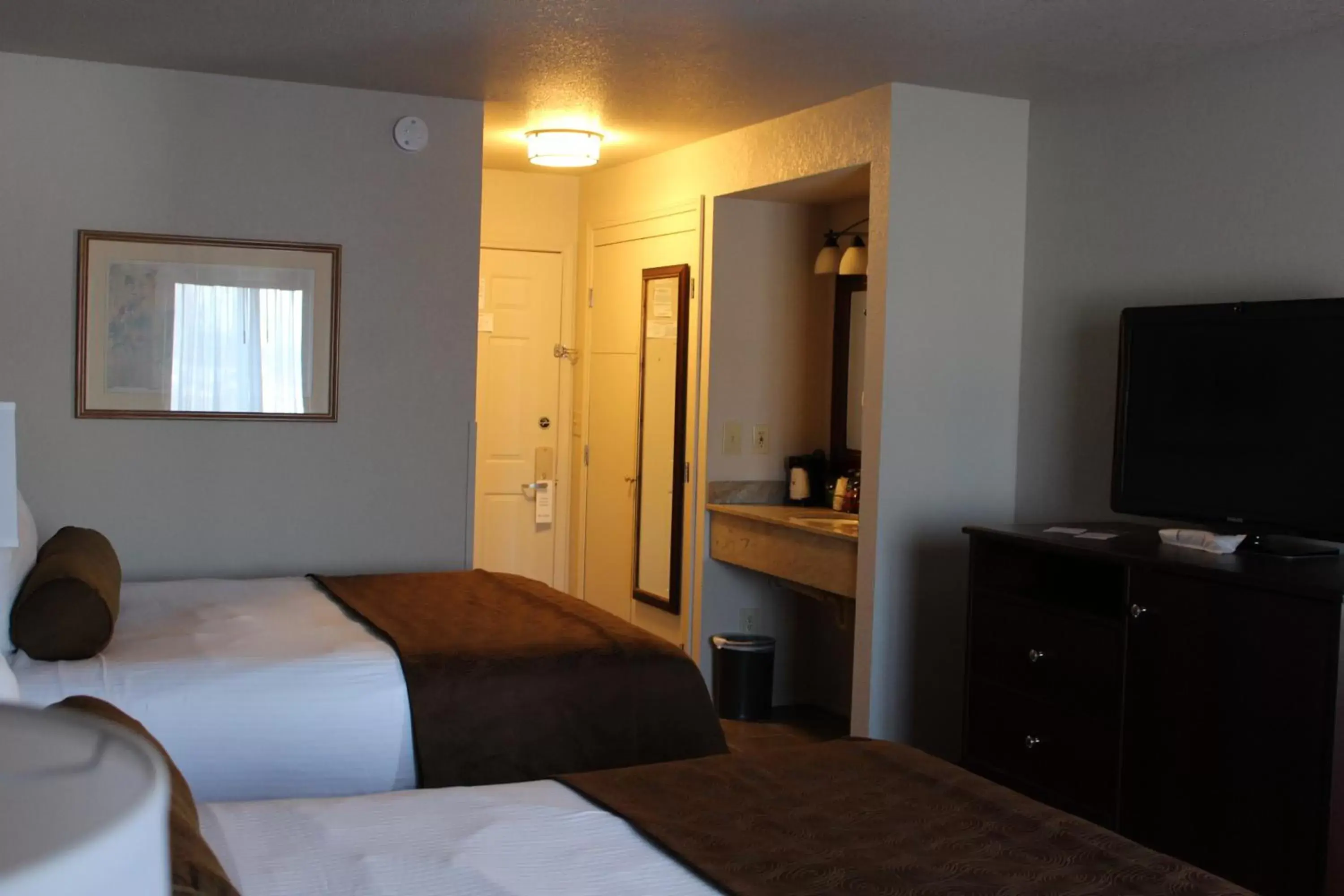 Photo of the whole room, Bed in Best Western Plus Concord Inn