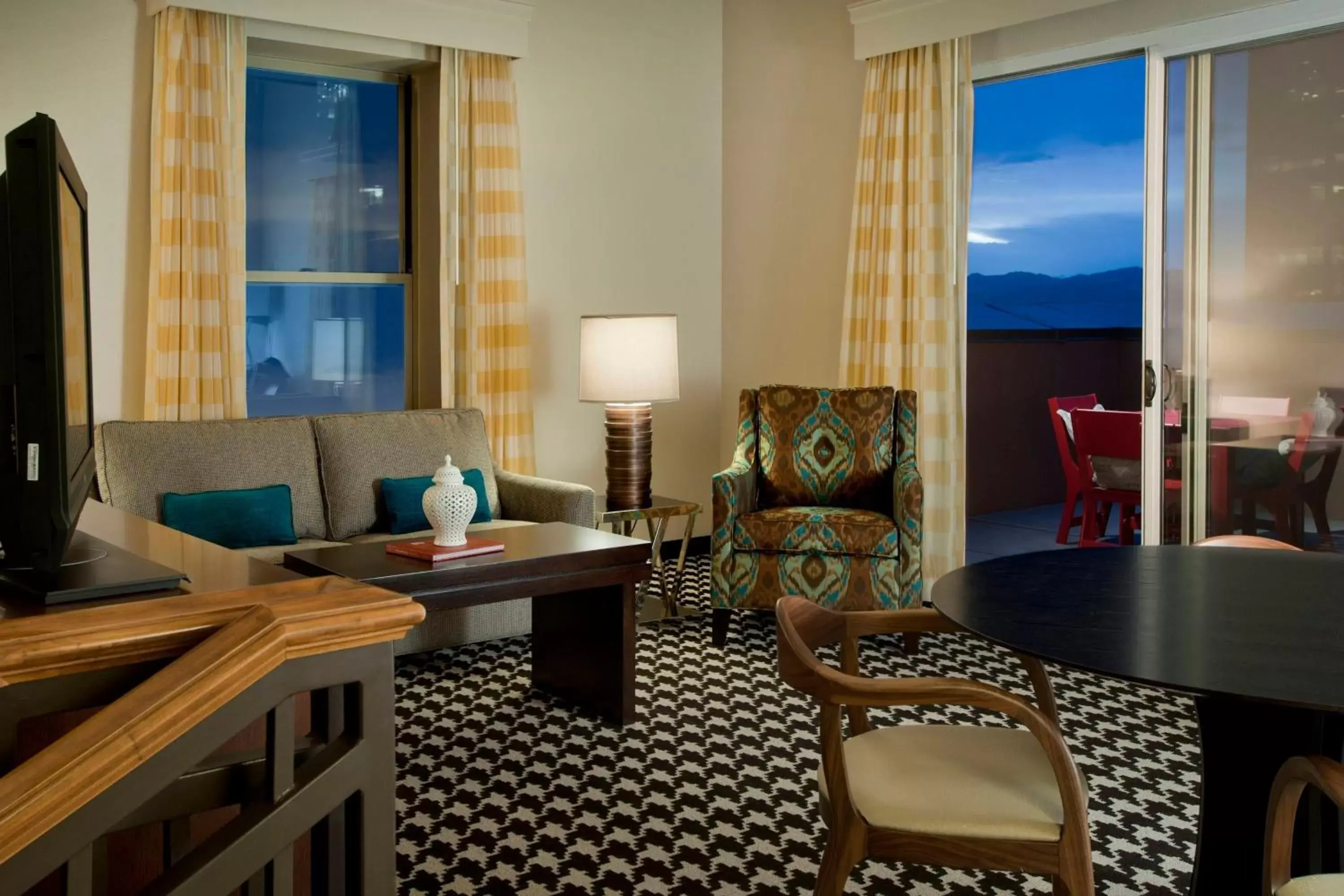 Photo of the whole room, Seating Area in Courtyard by Marriott Denver Downtown