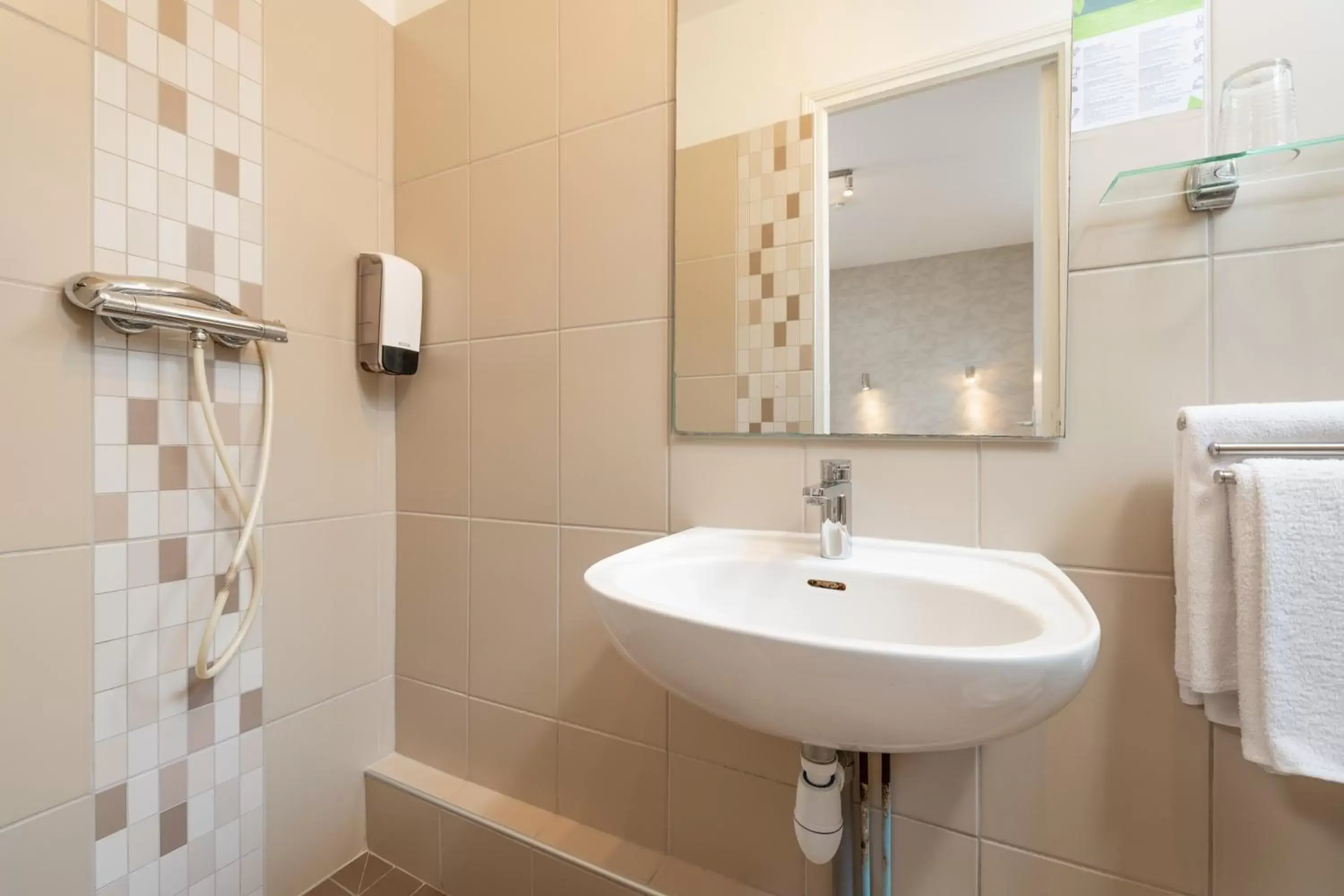 Shower, Bathroom in Hotel De L'Agriculture - 2 étoiles