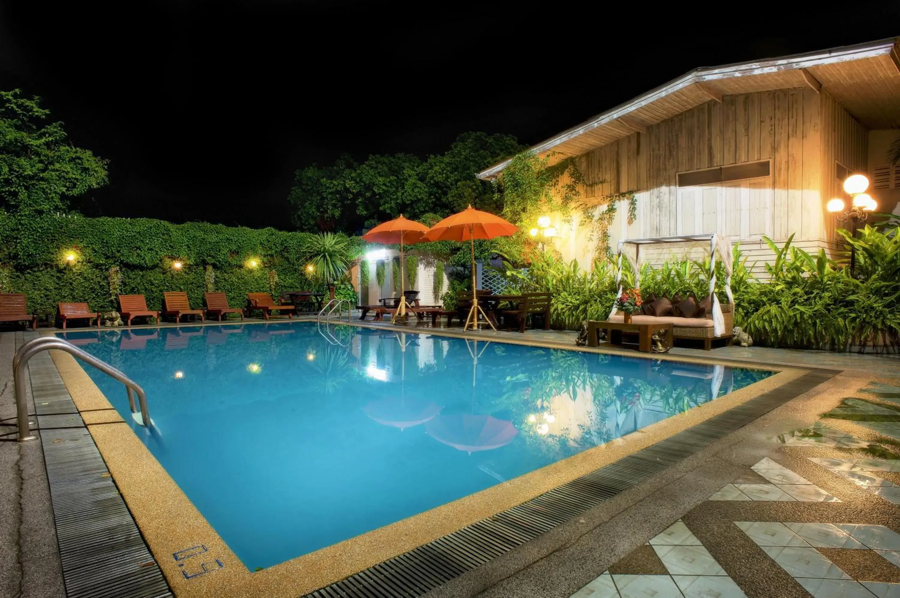 bunk bed, Swimming Pool in Chiangmai Gate Hotel