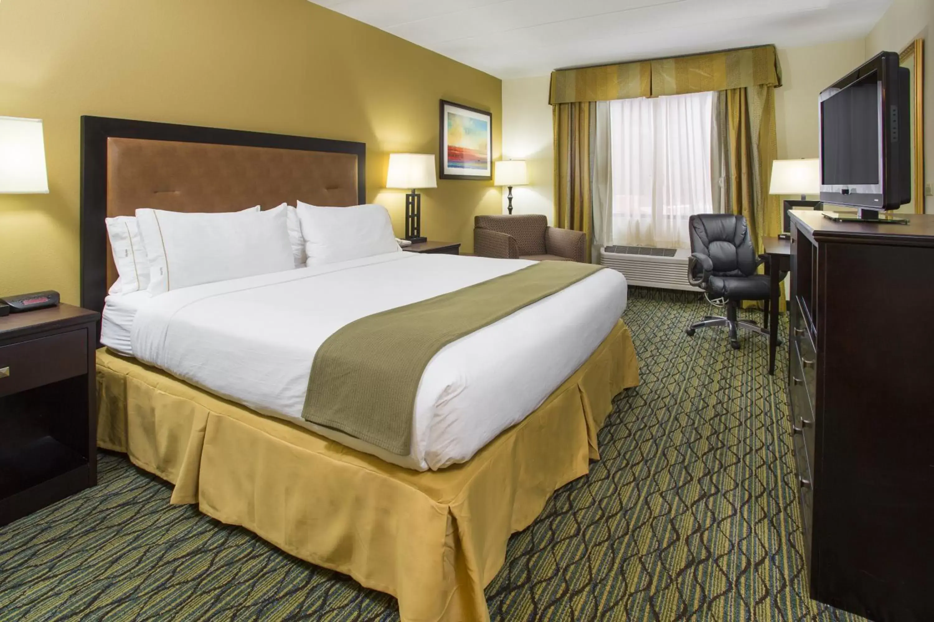 Photo of the whole room, Bed in Holiday Inn Express Hotel & Suites Columbus Airport, an IHG Hotel