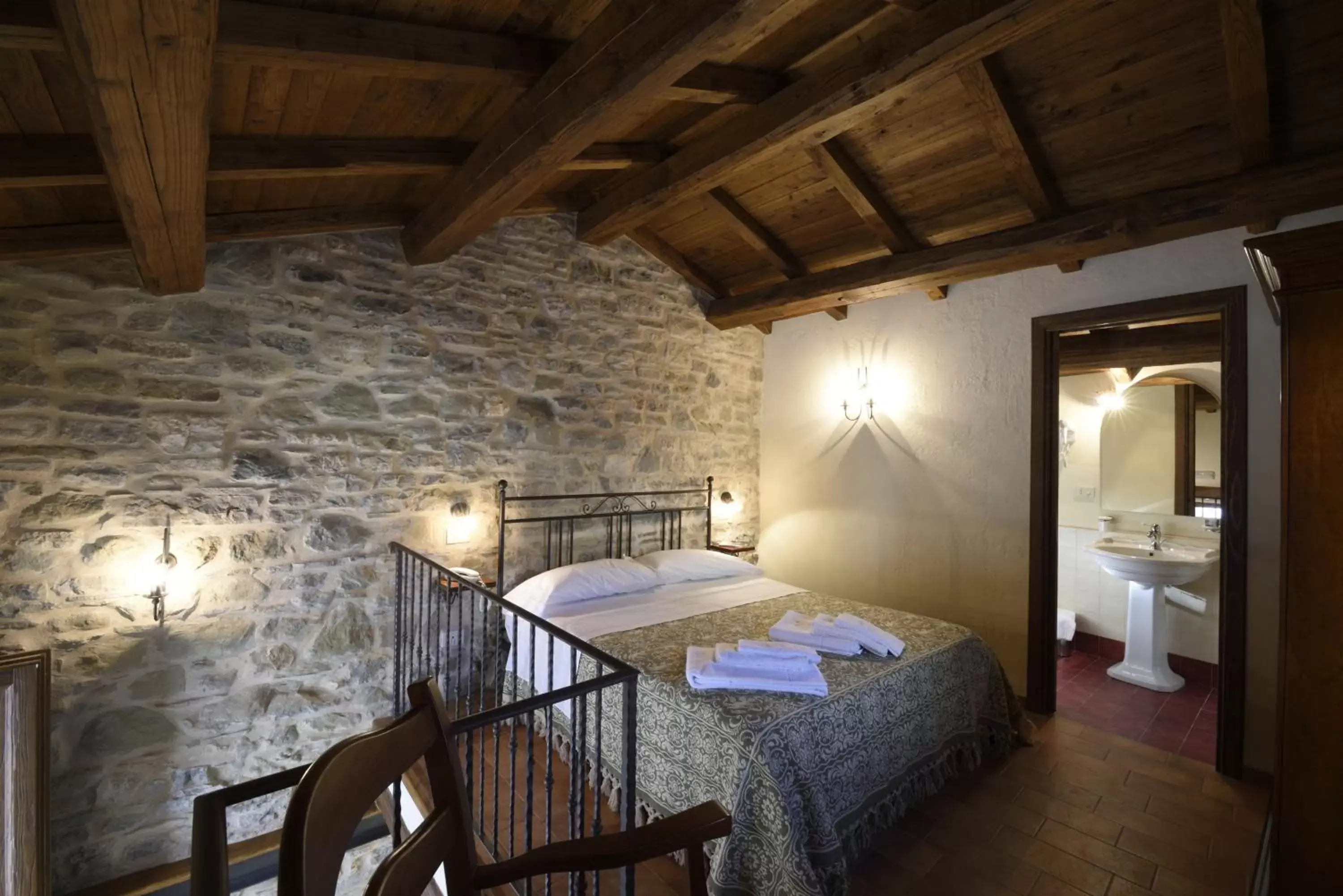 Bed in Borgotufi Albergo Diffuso