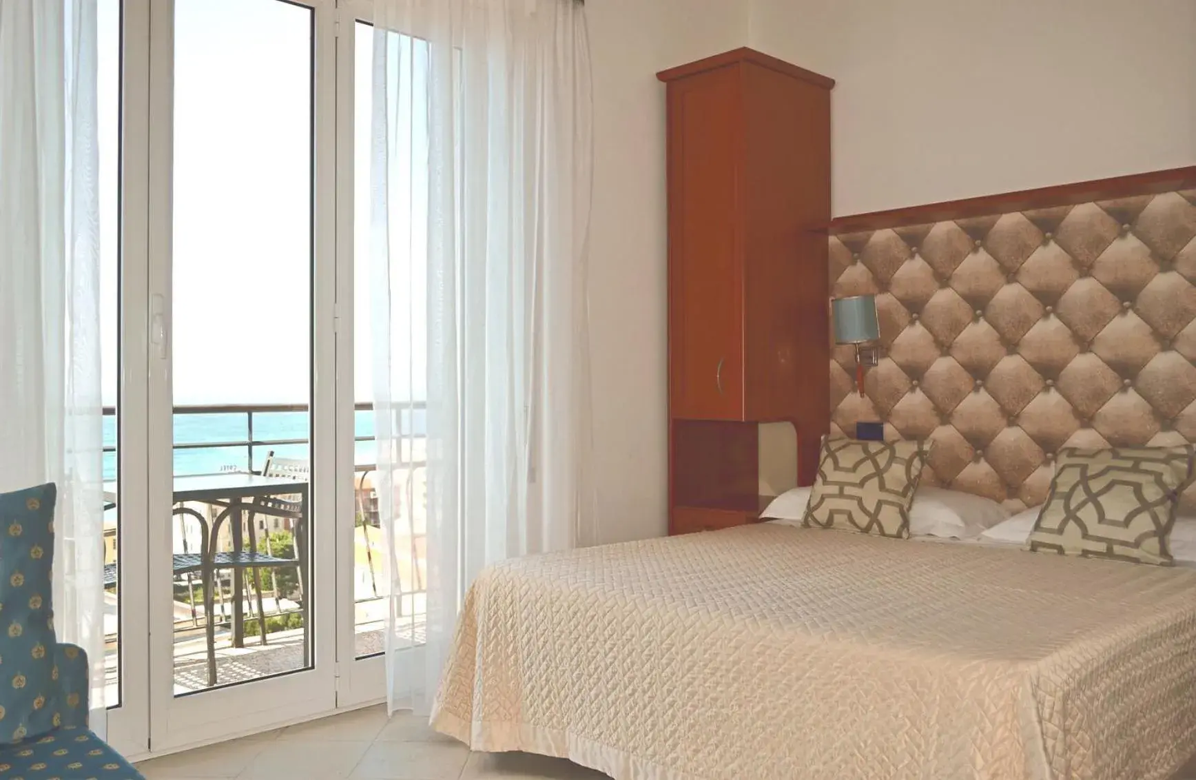 Balcony/Terrace, Bed in Hotel Noris