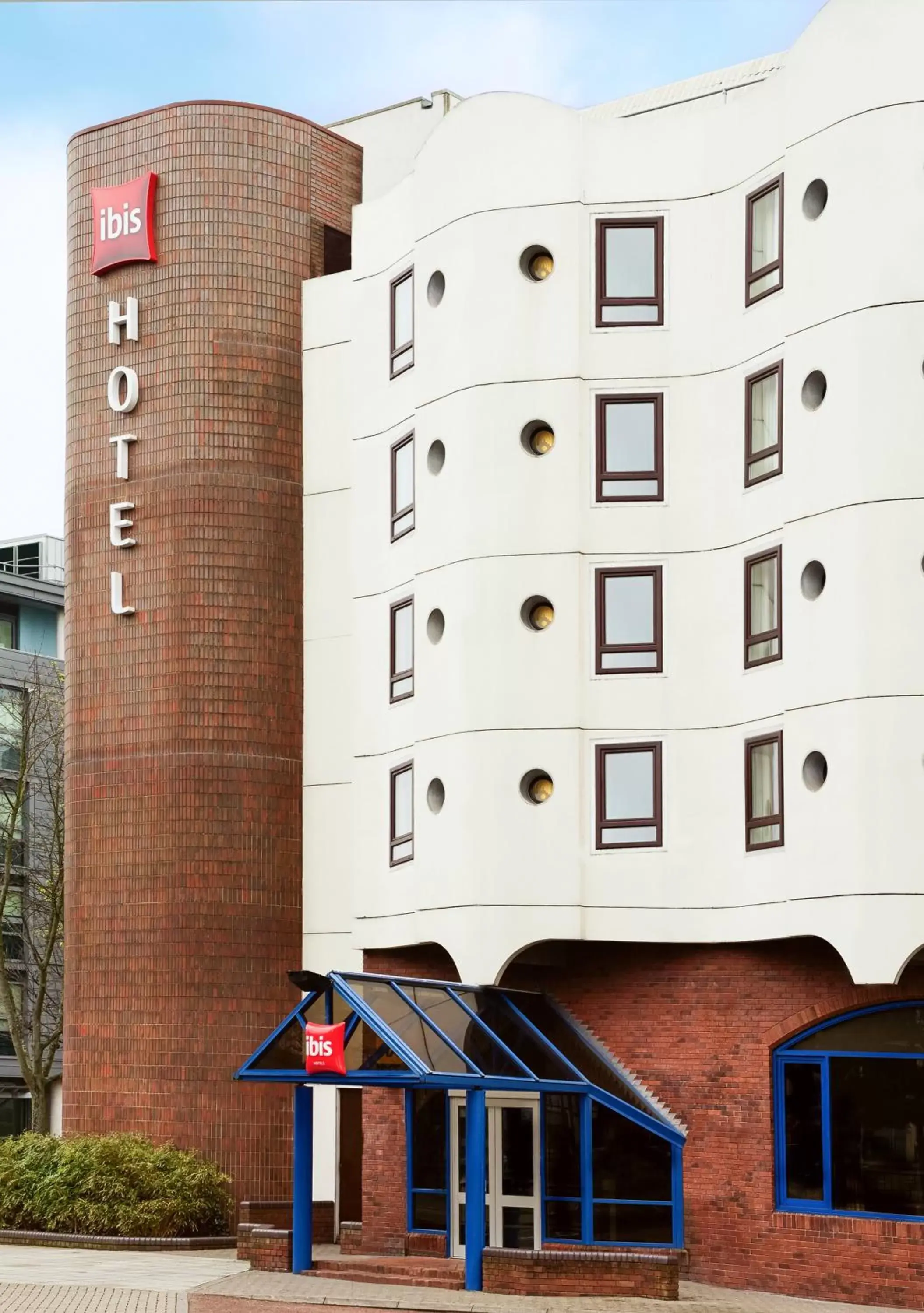 Facade/entrance, Property Building in ibis Portsmouth