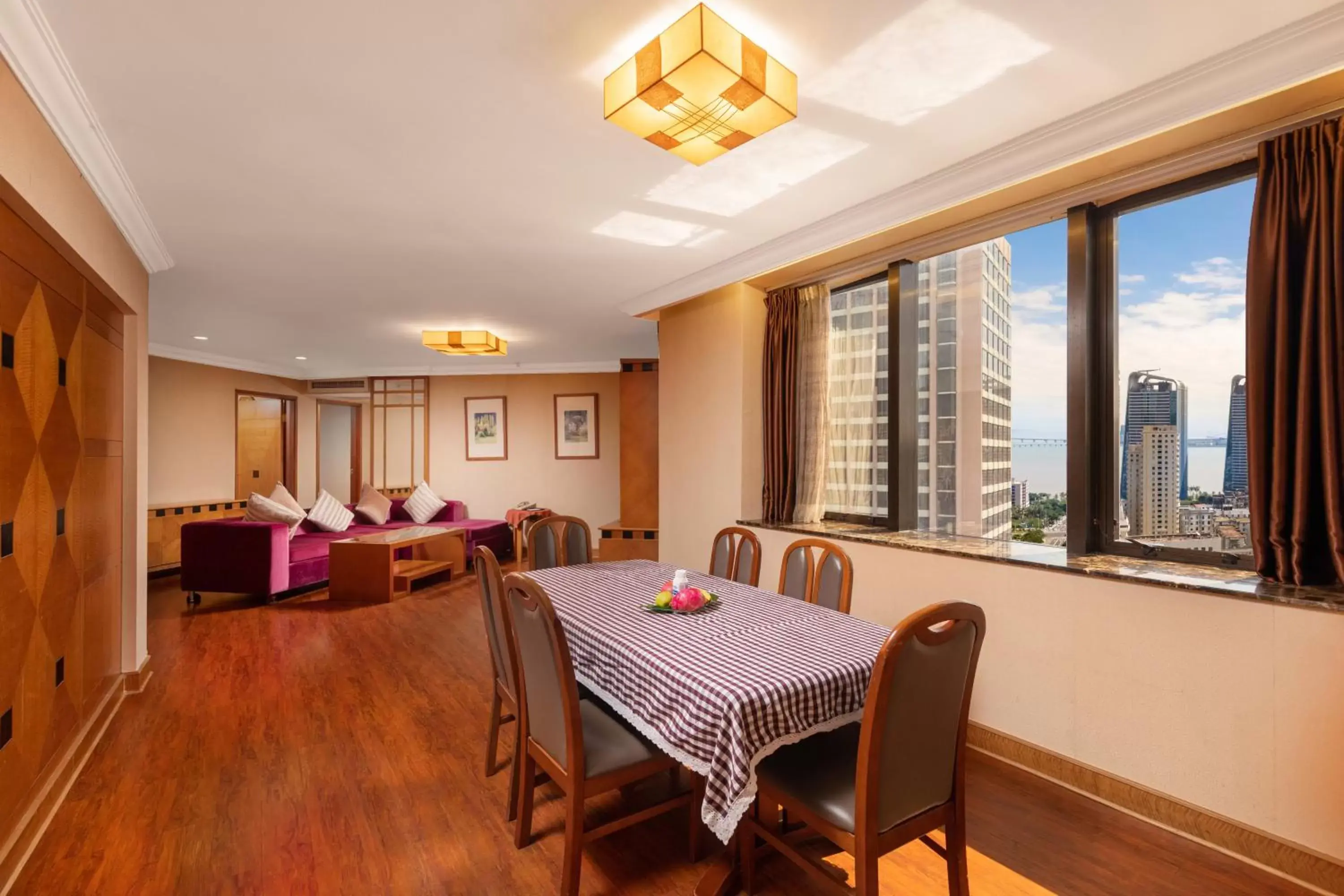 Living room, Dining Area in Guangdong Hotel (Zhuhai)