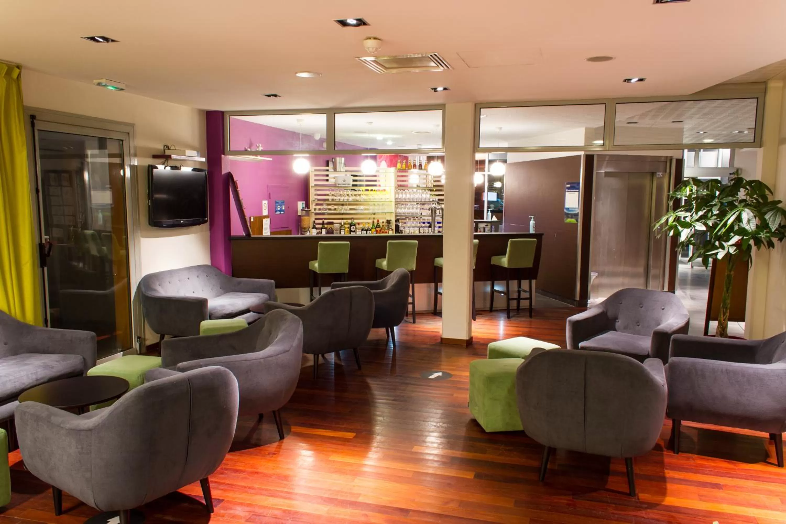 Lobby or reception in ibis Styles Bethune Bruay la Buissière