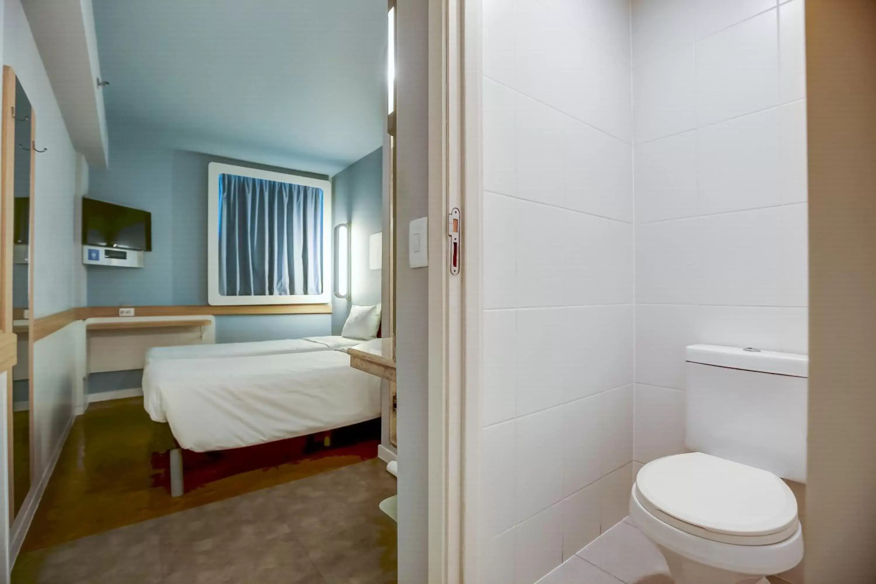 Bed, Bathroom in ibis budget RJ Copacabana